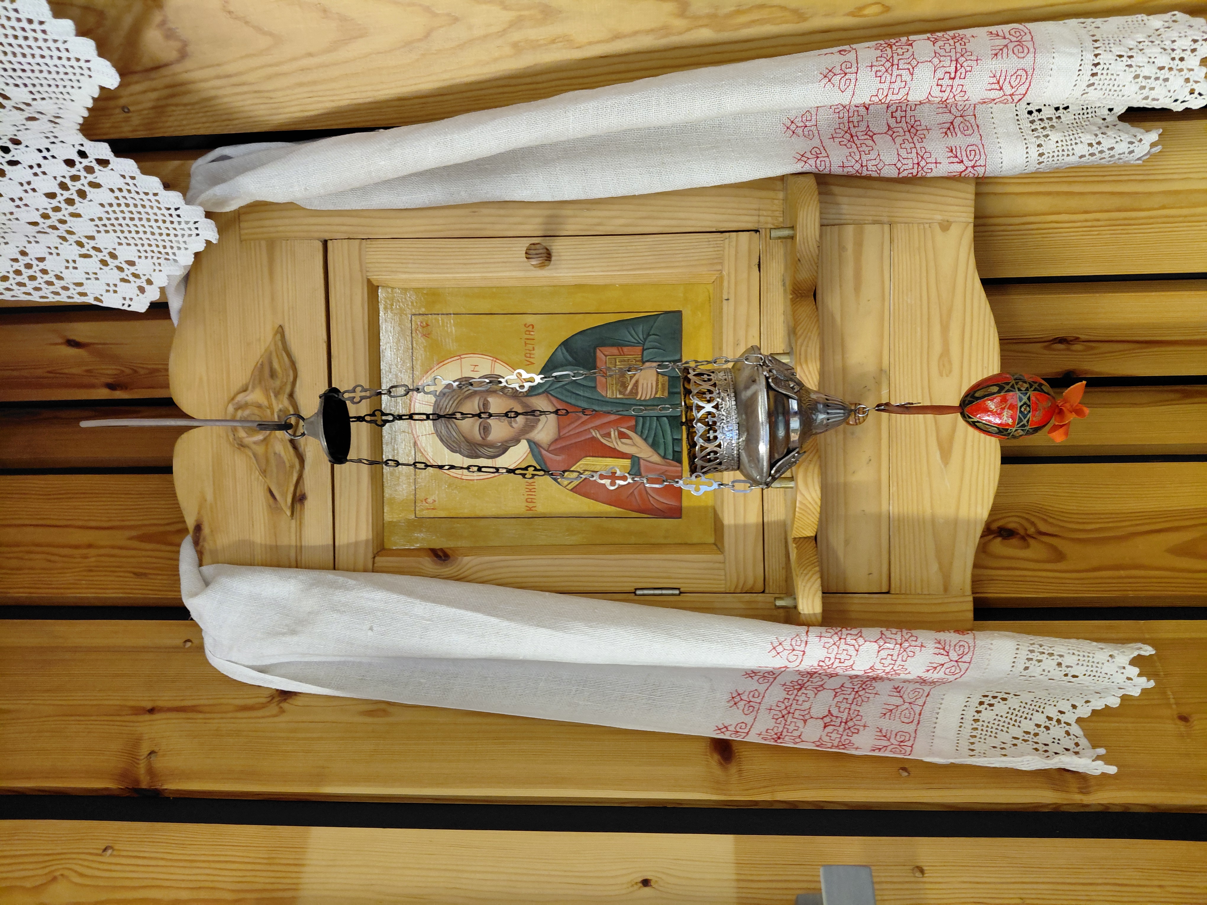 Ikoni Kristus Kaikkivaltias on ortodoksisessa seurakuntasalissa.  
