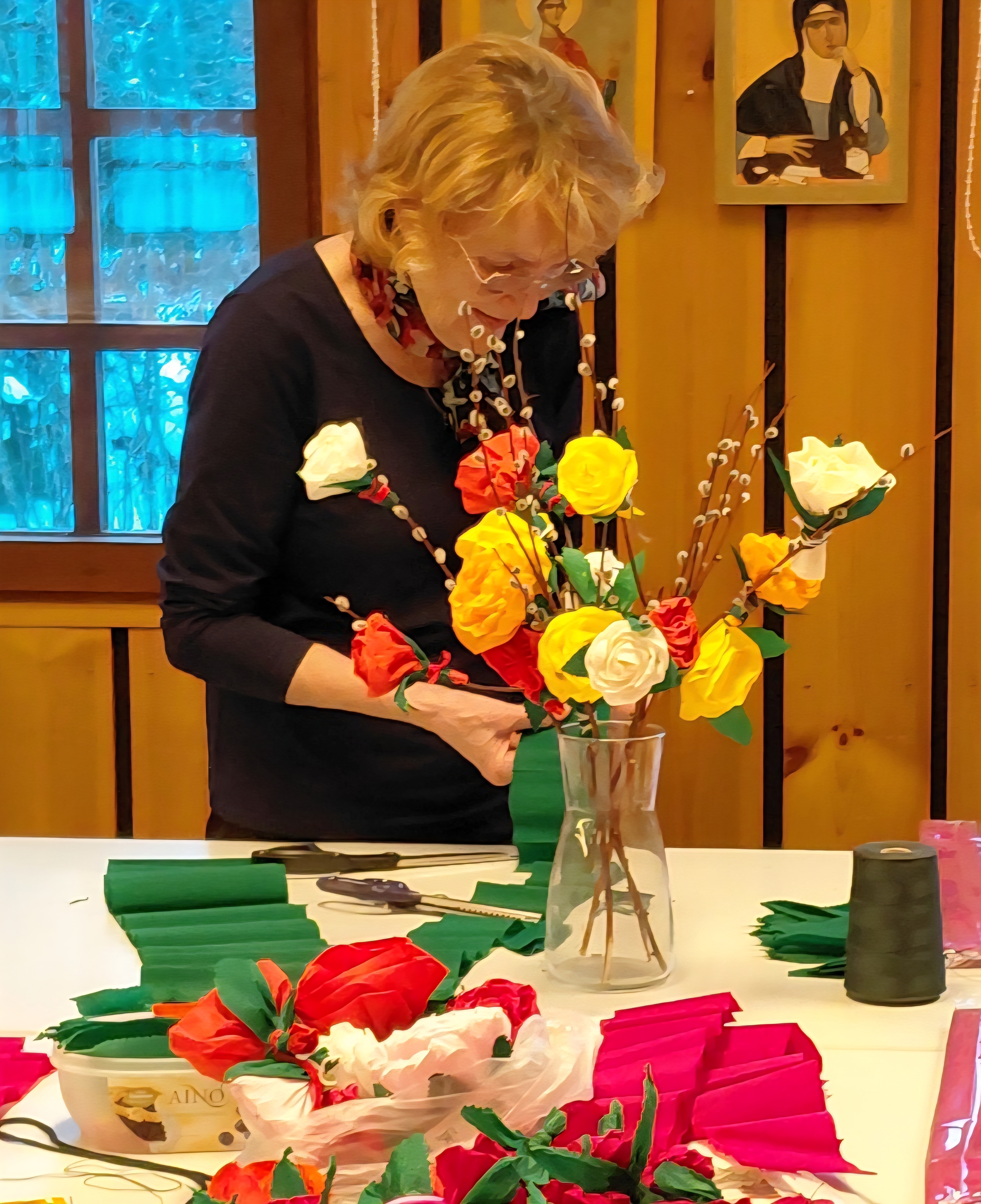 Aila Konttinen ja viime vuoden virpovitsoja.