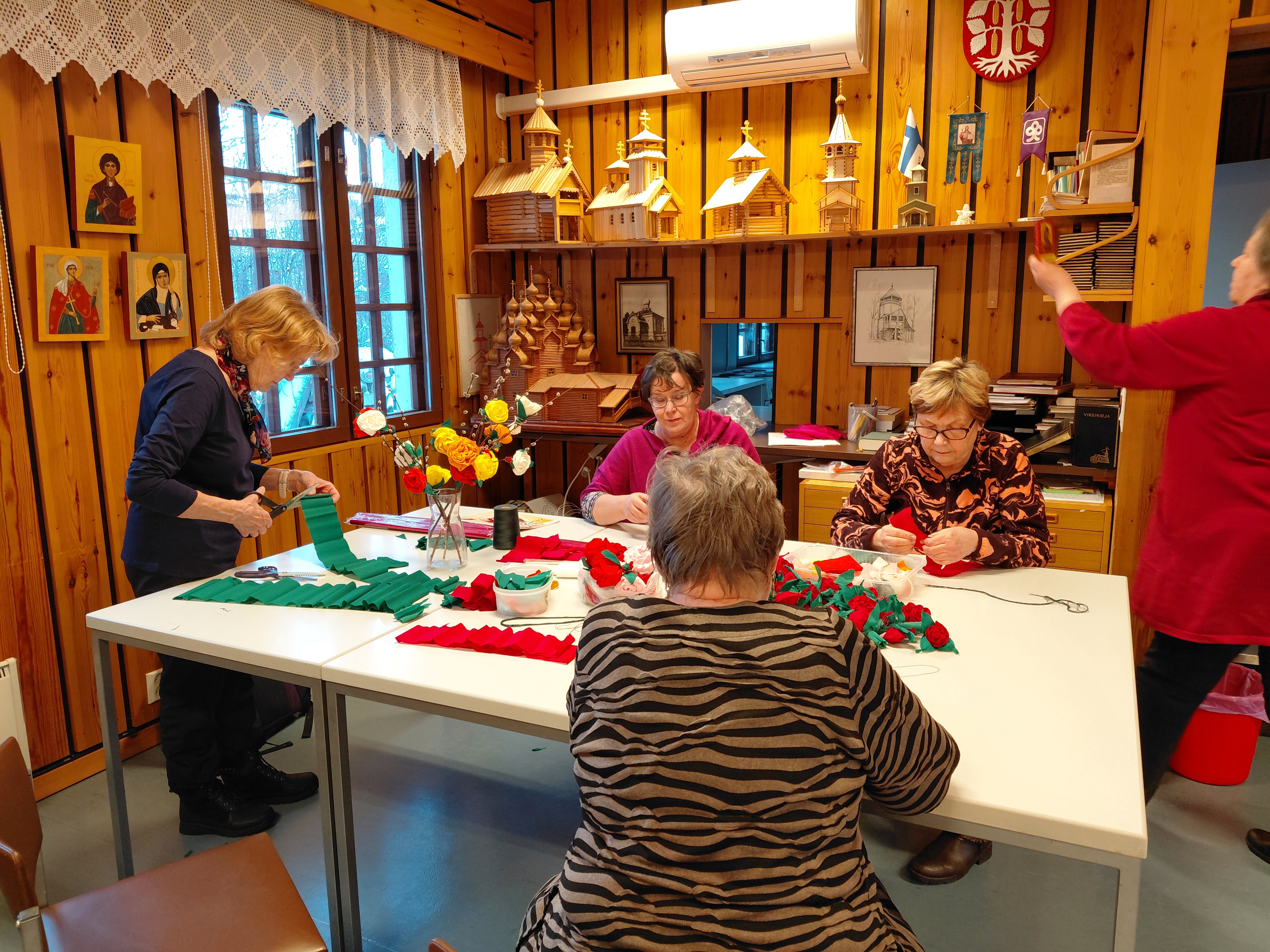Marita Sutinen, Aila Konttinen, Lea Saarimaa, Eeva Naakka ja Eeva Liisa Mitrunen ahkeroivat monena maanantaina ennen palmusunnuntaita.