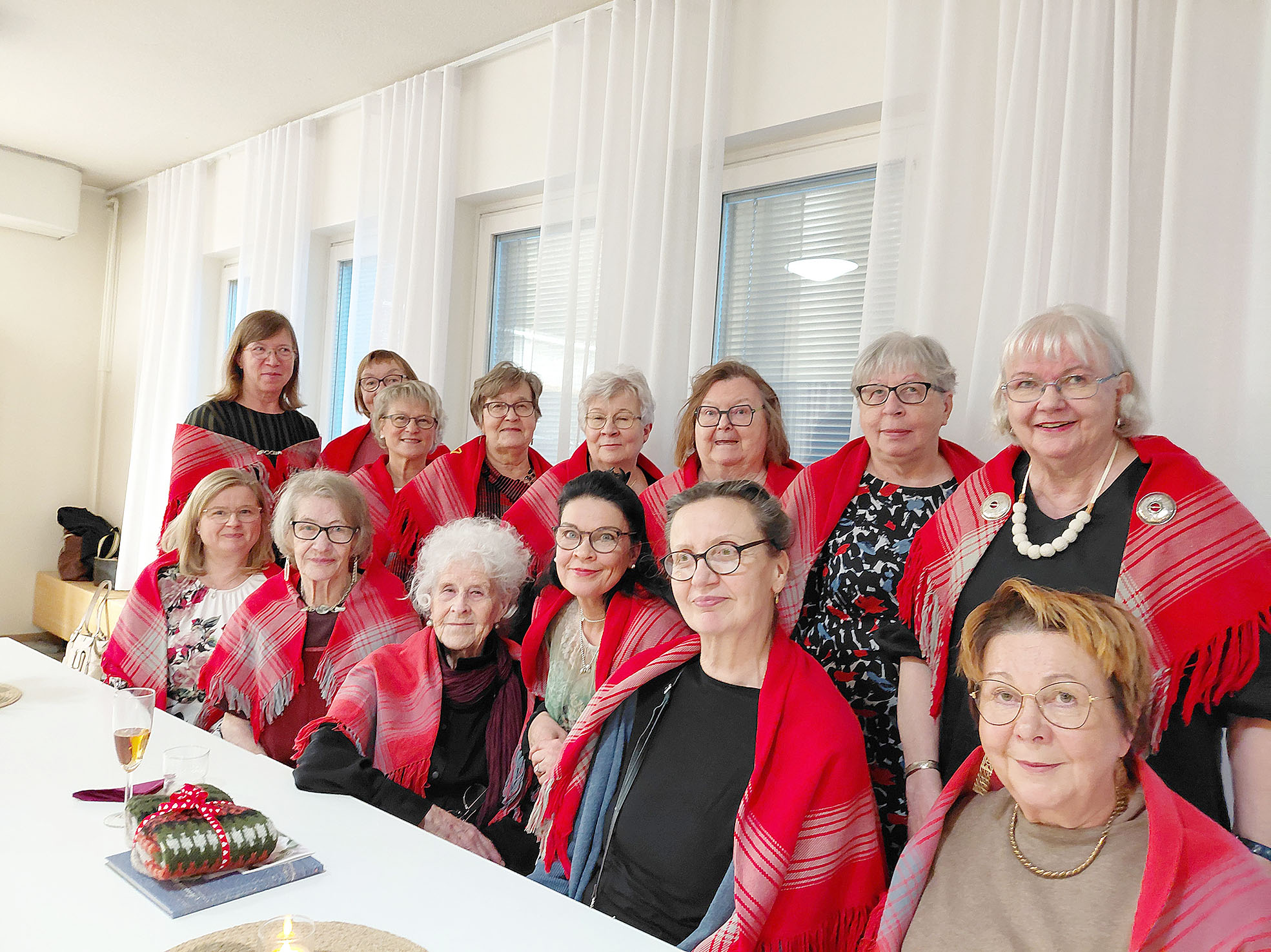 14 Juuan Elliä Sinikka Häyrisen syntymäpäivillä. Ellien huivien punainen on Karjalan ja Juuan vaakunan väri.