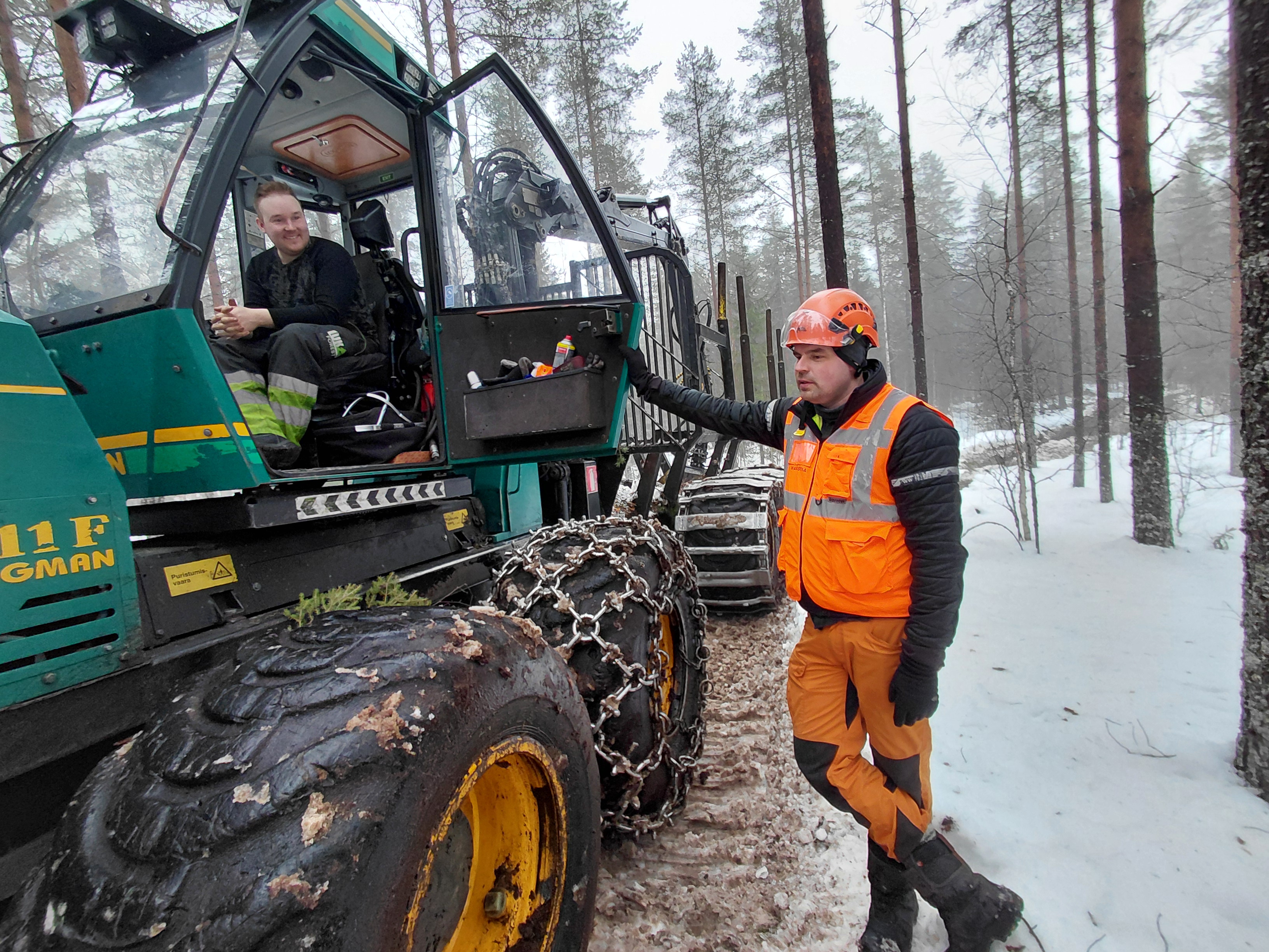 Harvestian hankintavastaava Risto Keskinen keskustelee ajokoneen kuljettaja, yrittäjä Janne Piirosen kanssa siitä, että jos ei ihmeitä tapahdu, ensi viikolla loppuu tämä korjuu. 

