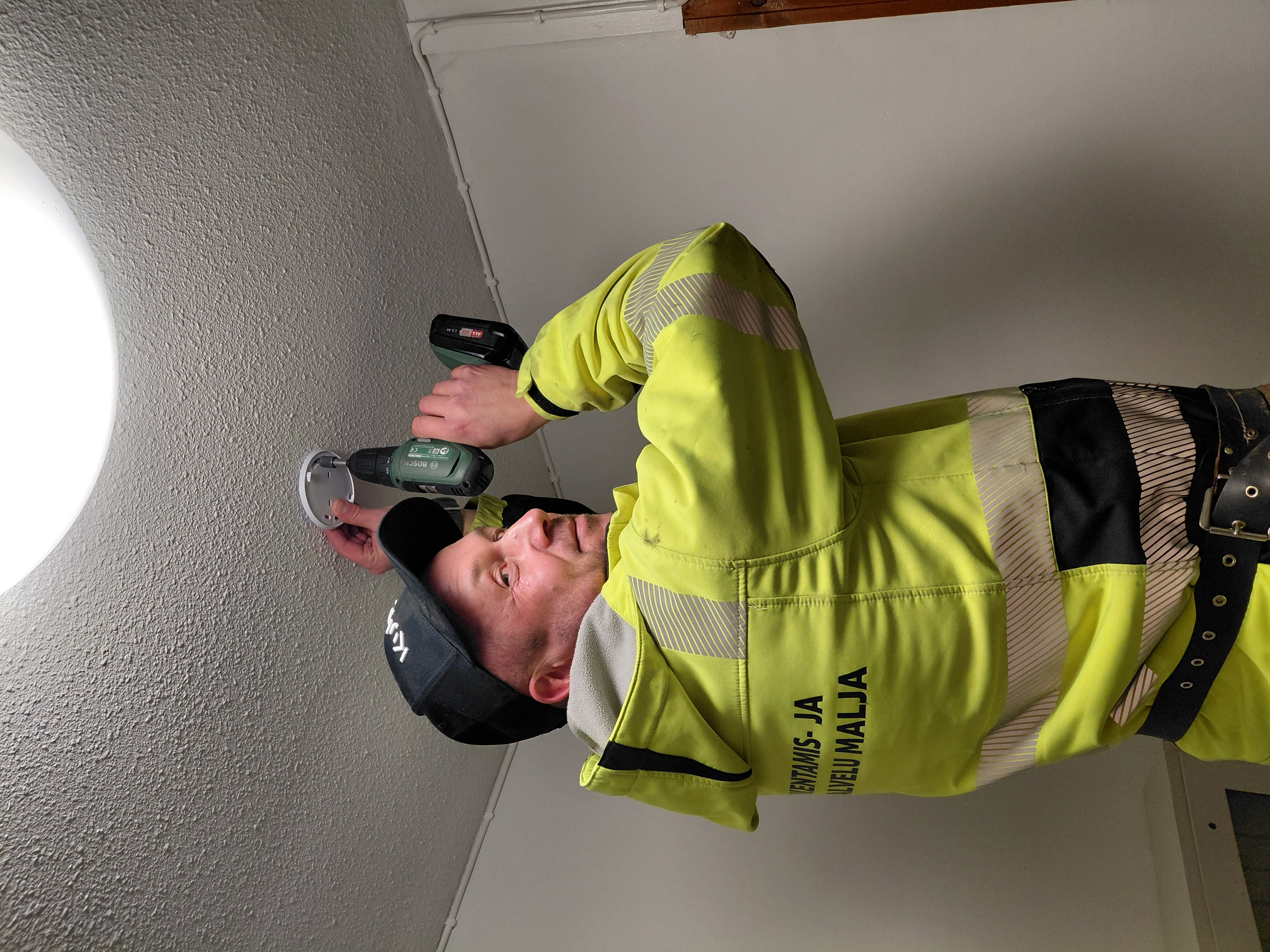 Viimeisiä viedään. Varoittimien vaihto on ollut iso urakka, yrittäjä Markus Malja kertoo. 