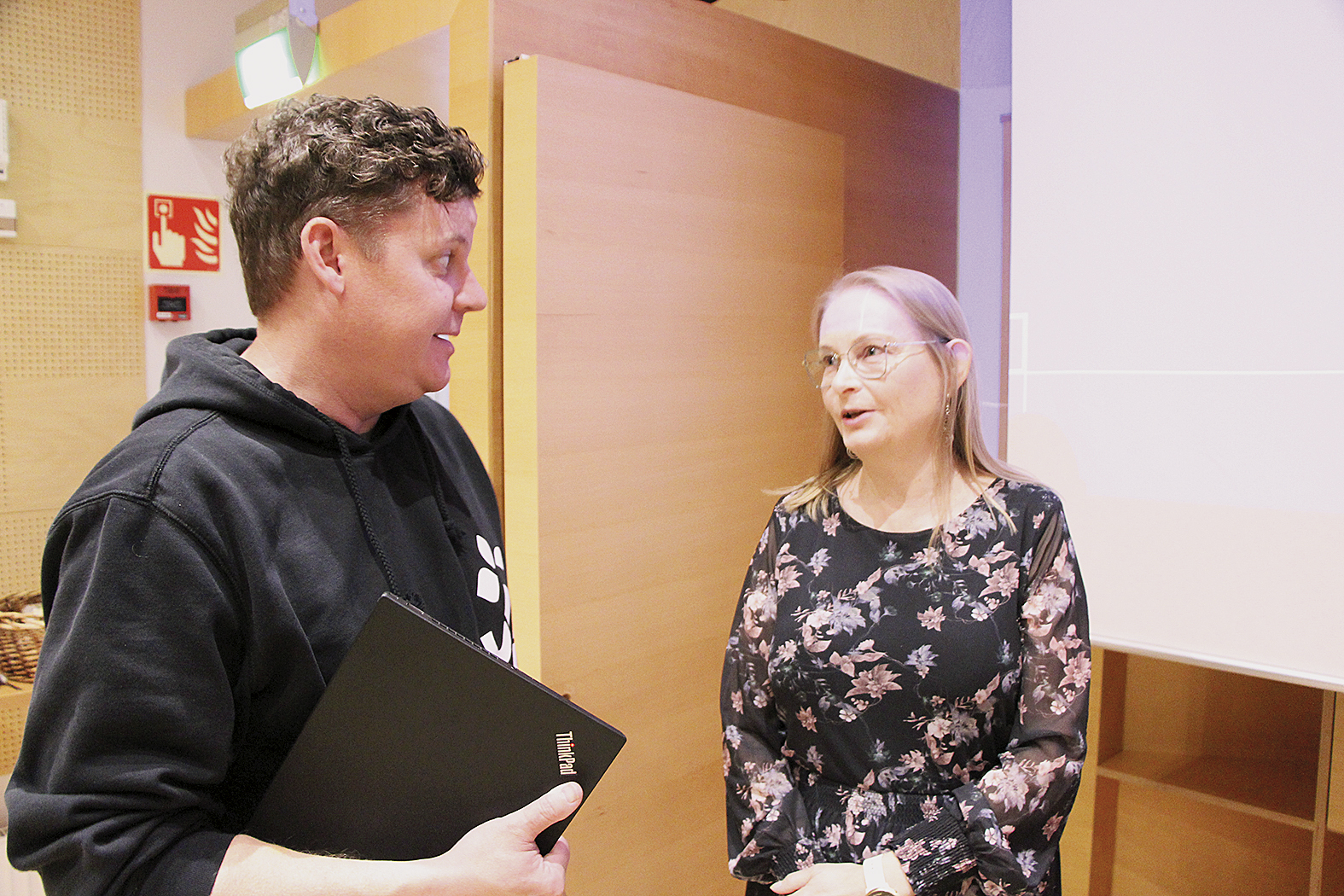 PIKESin toimitusjohtaja Minna Heikkinen ja Juuan kunnan elinvoimavastaava Antti Asikainen keskustelivat yhteistyön tiivistämisestä syyskuun valtuustoseminaarissa. Kuva Pasi Karjalainen