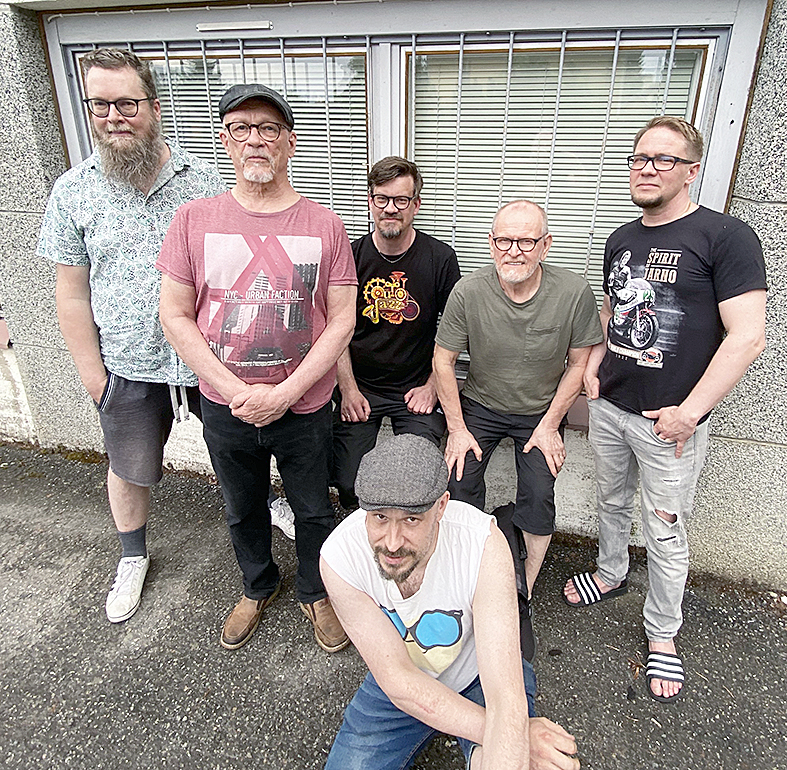 Karkussa lauantaina esiintyvässä The Old House Bandissä soittavat Mika Laatikainen, Matti Väänänen, Petteri Ruotsalainen, Pentti Penninkilampi, Teemu Salmela ja Arttu Sahlman. Kuva Tommi Hiltunen