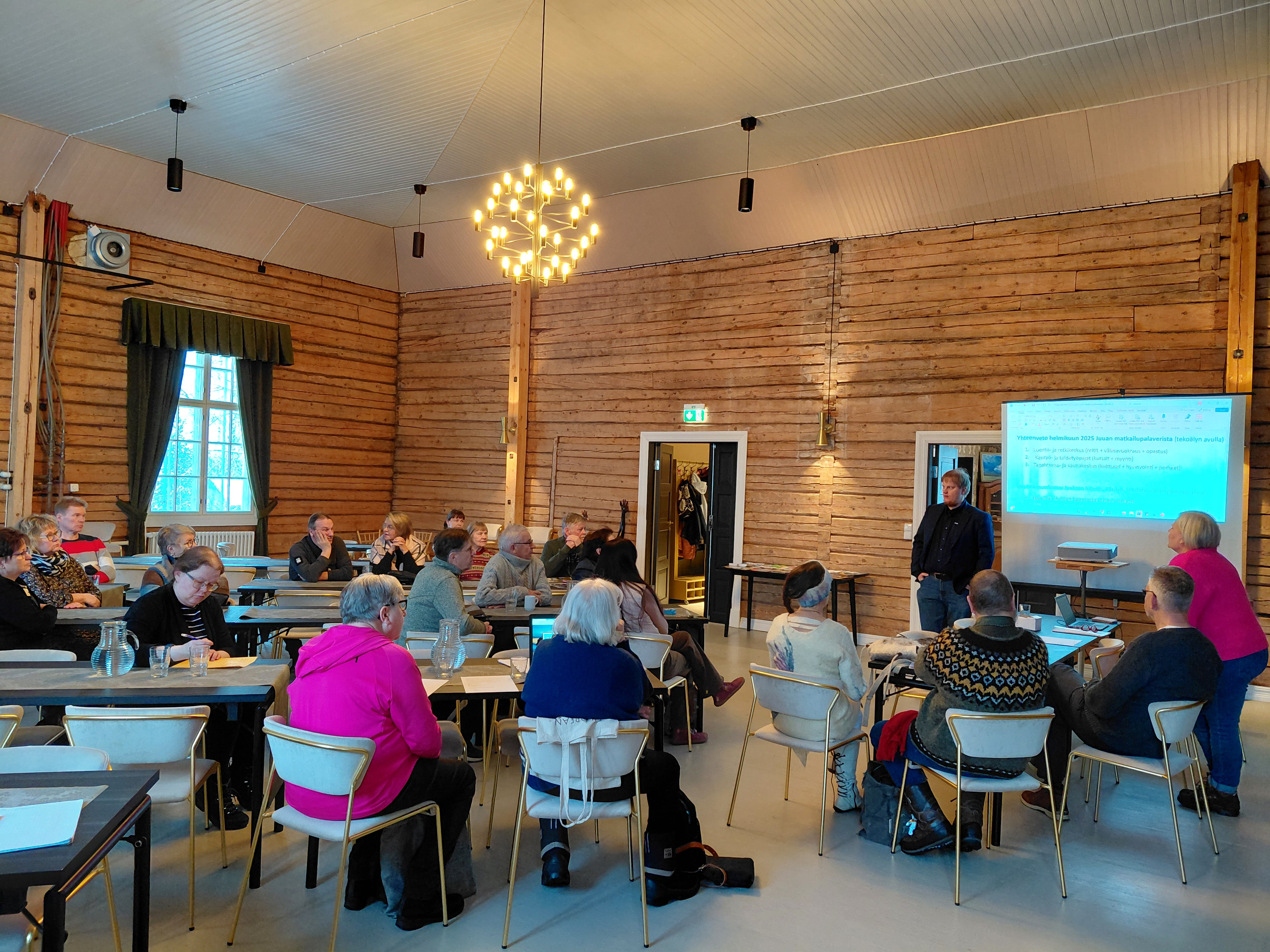 Matkailutuotteiden kehittäminen kiinnostaa juukalaisia yrittäjiä ja yhdistyksiä. Lauantain tilaisuus kokosi kolmisenkymmentä kuulijaa. Jos mielessä on yritysidea tai tarvitaan apua tuotteistamiseen, vinkkiä saa esimerkiksi hotellipäällikkö Anton Sutiselta tai Ellin Taitajien Tuula Ikonen-Graafmansilta. 