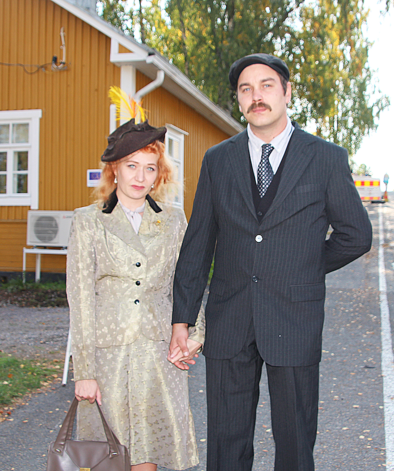 Sara Hyvärinen ja Teemu Pyykkö olivat tulleet fiilistelemään talojen edellisen kukoistuskauden vaatetuksessa. Saran 1940-luvun jakkupuku on hankittu Englannista.