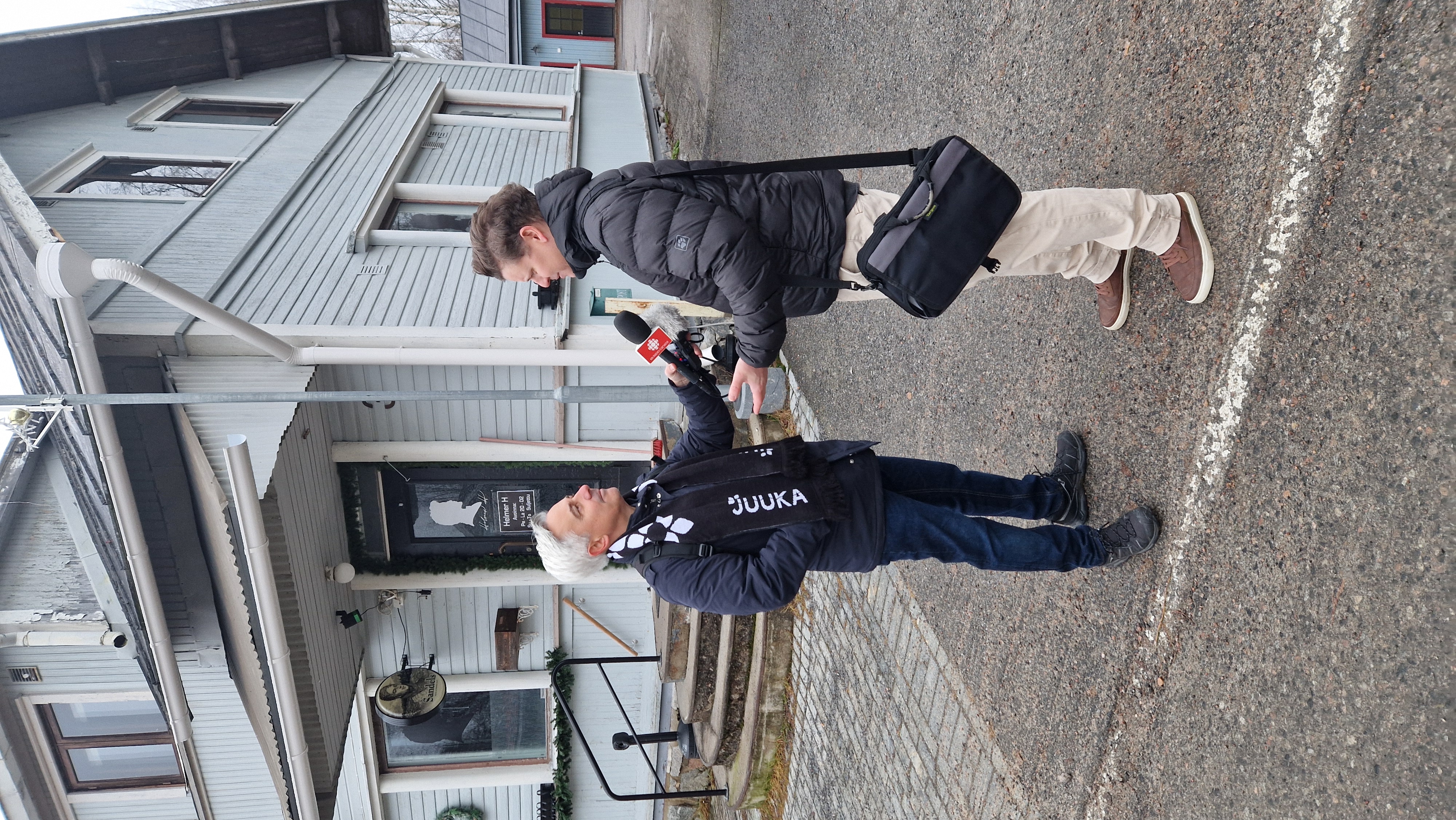 
Radio Canadianan Euroopan kirjeenvaihtaja Frédéric Arnould (vas.) haki Juuasta vastauksia väestökatoalueiden selviämiseen. Haastattelussa elinkeinopäällikkö Antti Asikainen. 