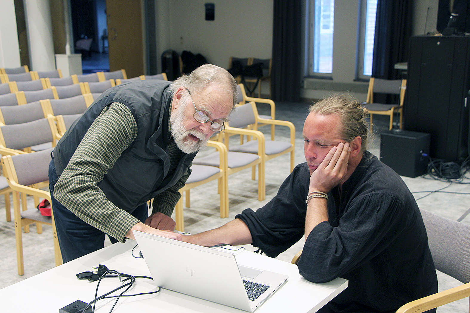 Arkeologi Antti Palmroos (oik.) sai keväällä järjestetyssä arkeologiaillassa Jouni Lehikoiselta tärkeitä taustatietoja kesän inventointeihinsa. Tuloksista Palmroos kertoo 28.10. valtuustosalissa järjestettävässä esitelmätilaisuudessa. 