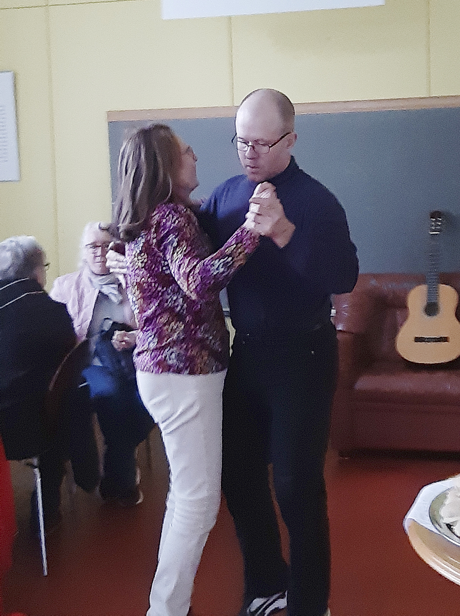 Tanssikurssia käyvä Arto Tanskanen vei tanssiin Salme Lehikoisen.