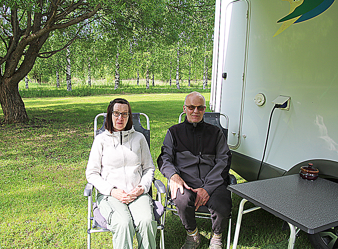 Erja ja Erkki Vornanen matkustavat kesällä kotimaassa.