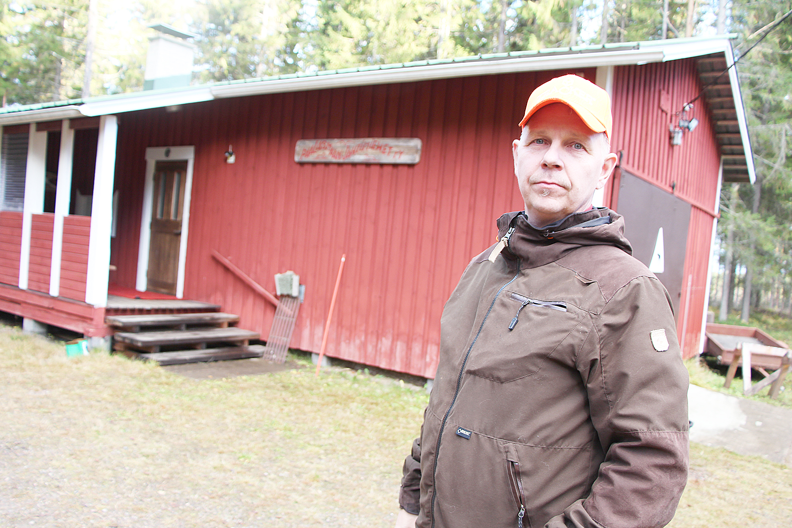 Paalasmaan Jahtimiesten puheenjohtaja Jarno Nevalaisen kutsuu seuran jäsenet ja maanvuokraajat pyhäinpäivänä seuran 50-vuotisjuhlaan seuran majalle.