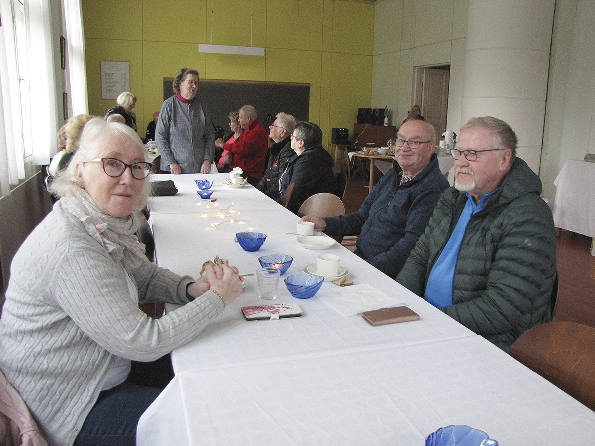 Kolilta kesämökiltään saapuneet Arja ja Kalevi Asp (etualalla) olivat käyneet kerran aikaisemmin Paalasmaan kylätalolla.