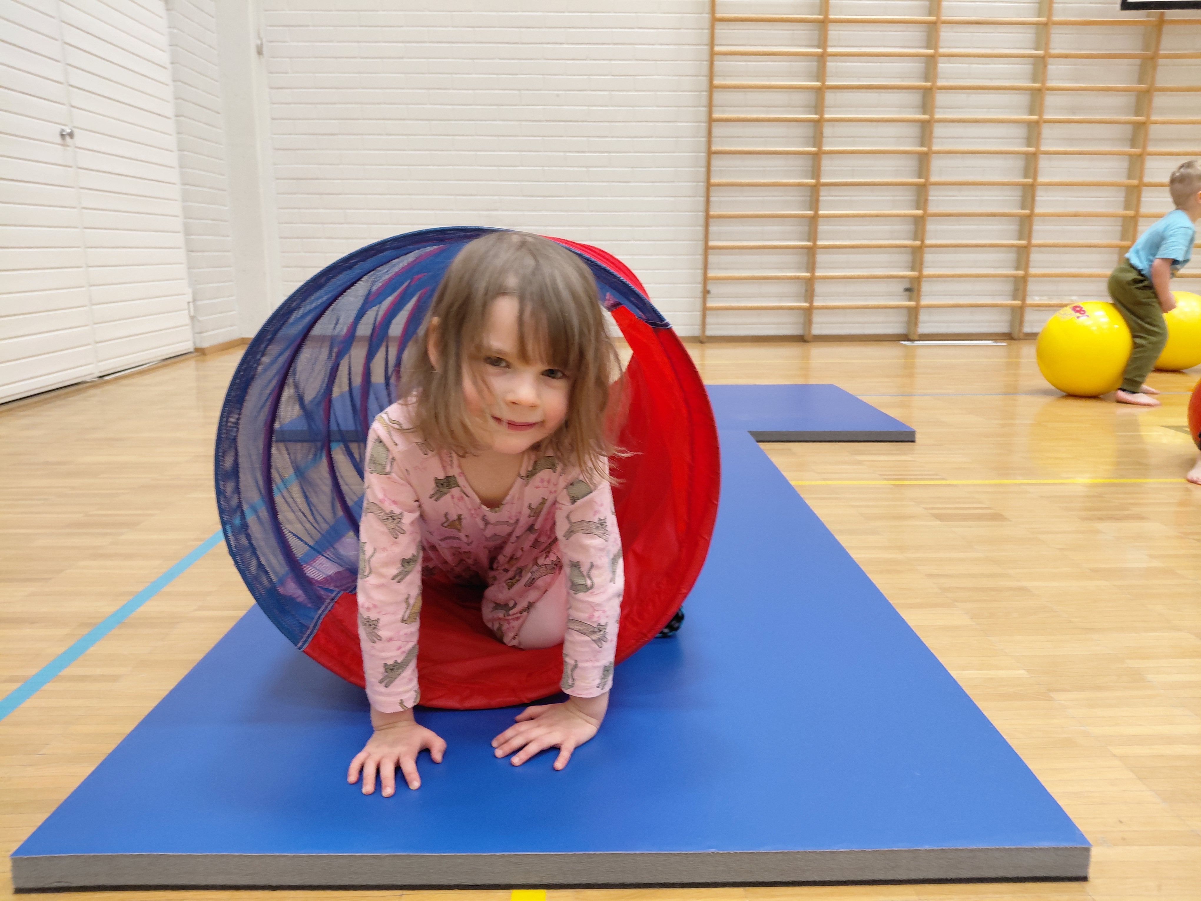  Viisivuotias Eetla Keskinen Sorveuksesta tykkää tunnelista.