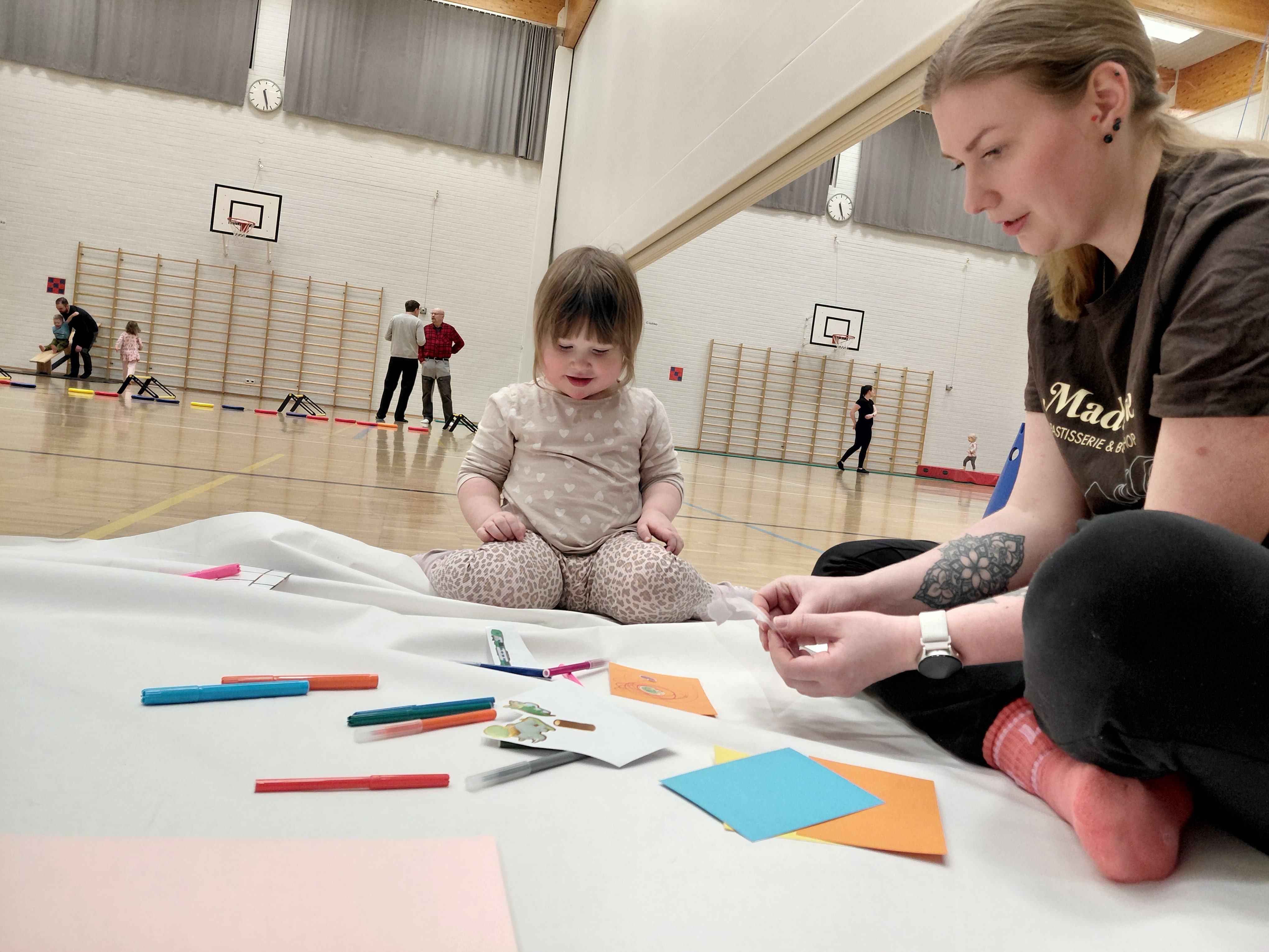  Kaksivuotias Helmi Hamunen piirtää äitinsä Miia Tukiaisen kanssa piirustusrastilla.