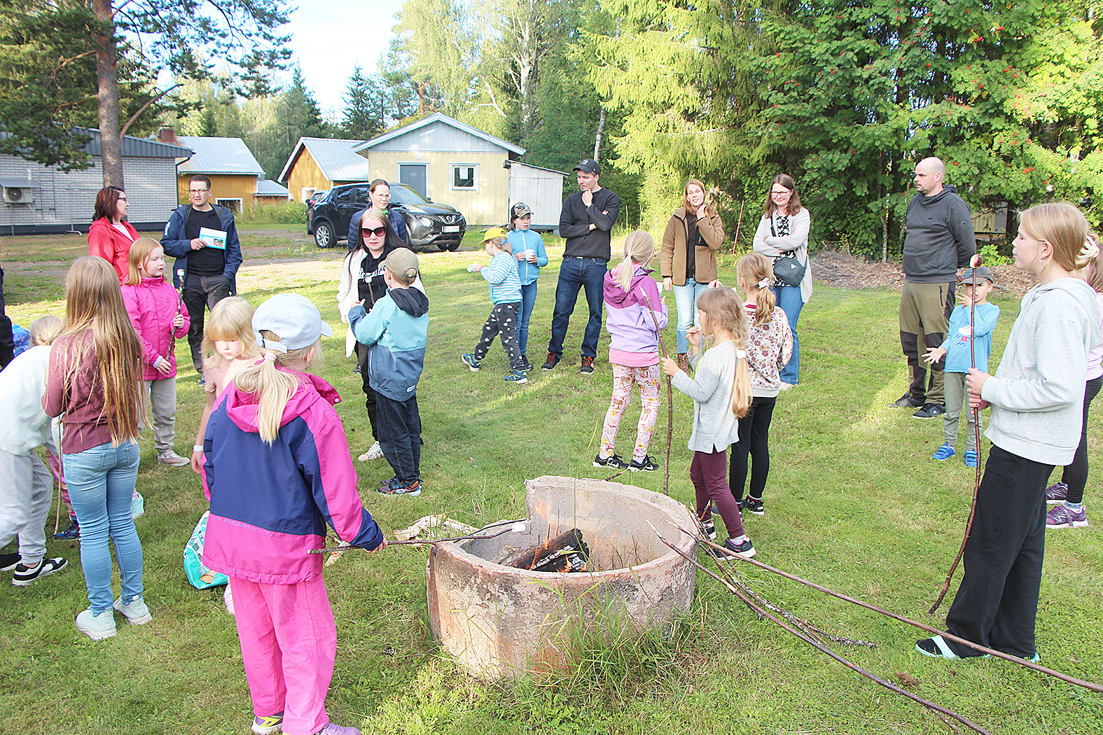 Partion tutustumisiltaan osallistui parikymmentä lasta vanhempineen. Illassa leikittiin ja paistettiin tikkupullaa.
