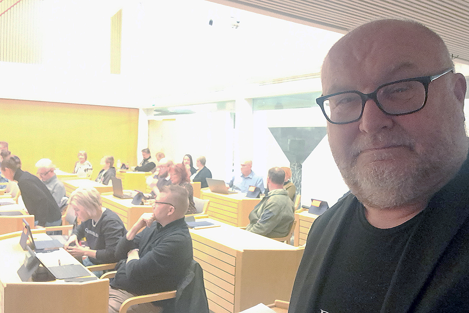 Pasi Karjalainen kertoo inhoavansa sosiaalista mediaa, mutta nappasinpa kuin kiusallaan kuvan, kun hän oli kuuntelemassa Juuan kunnanvaltuuston kokousta viimeistä
kertaa päätoimittajan roolissa.