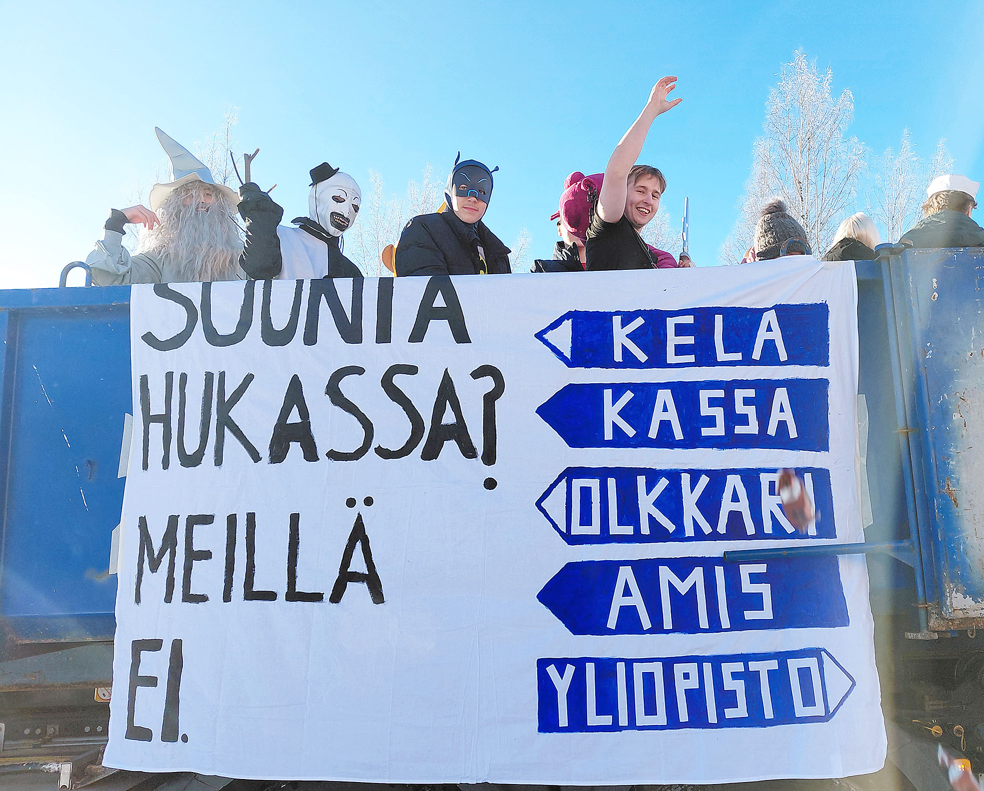  Karkkisateentekijät lähtivät riemukkaasti rekalla kohti lukulomaa ja uusia, lukion jälkeisiä seikkailuja.

