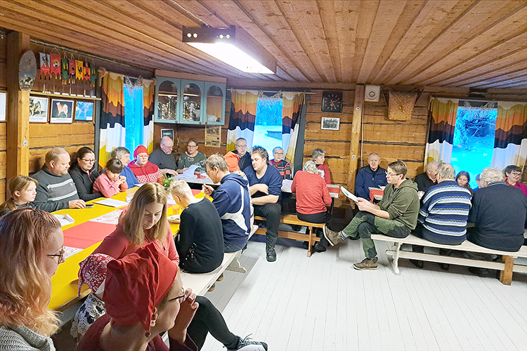 Petrovaaran metsäsysmaja täyttyi pikkujouluvieraista.