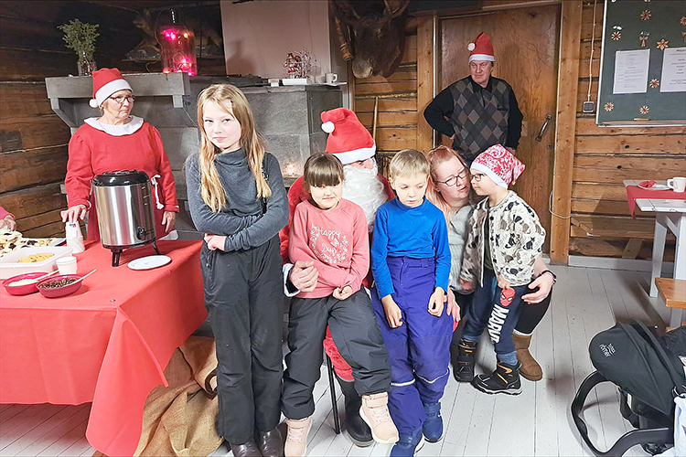 Petrovaaran pikkujoulun ohjelmassa oli muun muassa joulupukin vierailu, Ate Tuonosen (takana) 
tervehdyssanat sekä Mirja Simosen (vas) lukema jouluruno. 