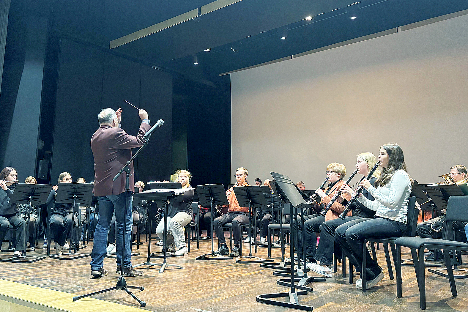 Vakuutusyhtiön lahjoitus mahdollistaa Pielisen Karjalan musiikkiopistojen oppilaiden esiintymiset ikäihmisille esimerkiksi hoivakodeissa.