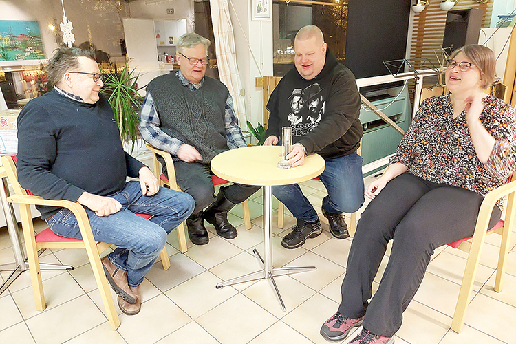 Pielisverkon toimintaa esittelevät verkon toteutuksesta vastaava Timo Ryynänen, osuuskunnassa Juukaa edustavat Seppo Kettunen ja Heikki Vanninen sekä toimistotyöntekijä Miia Pakkanen.