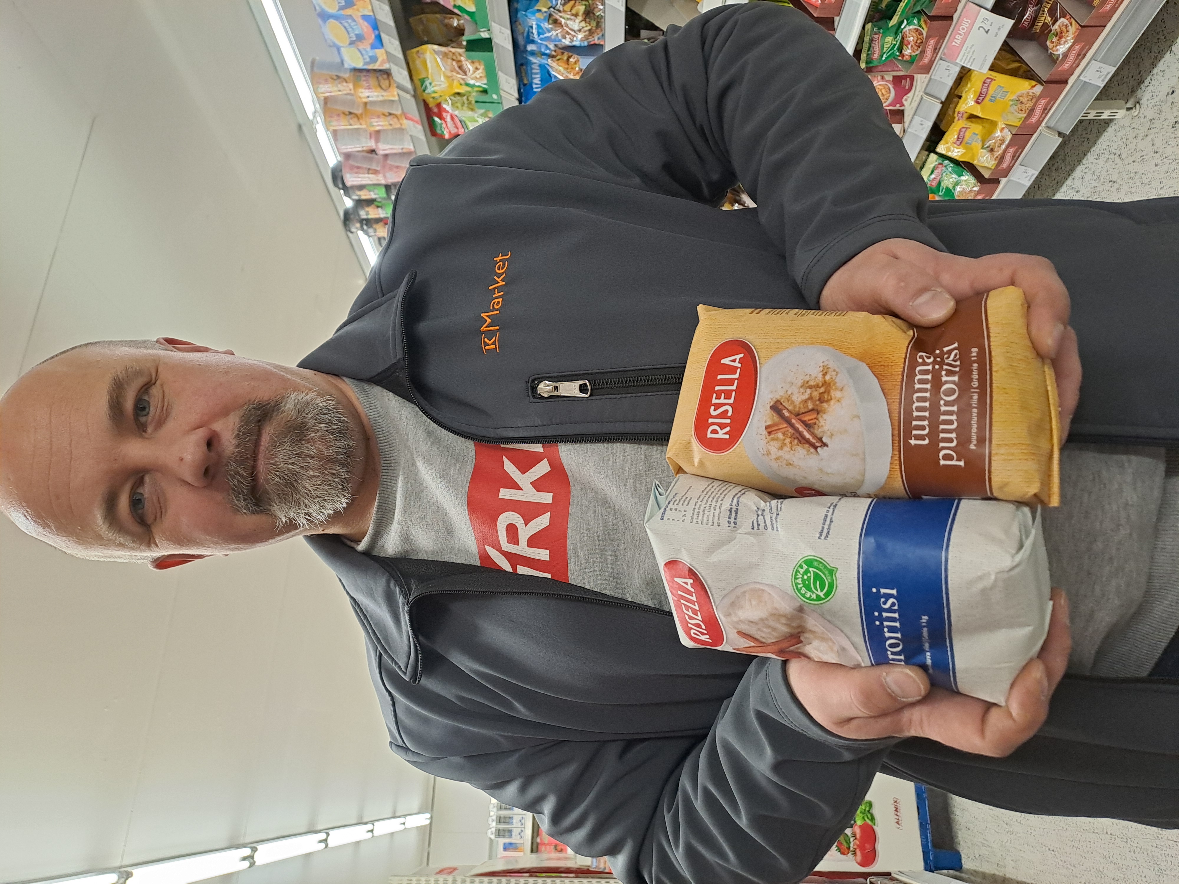 Kinkun voi ostaa viipaleina, puuropussista riittää useampaan kattilalliseen, kauppias Heikki Ikonen sanoo. 