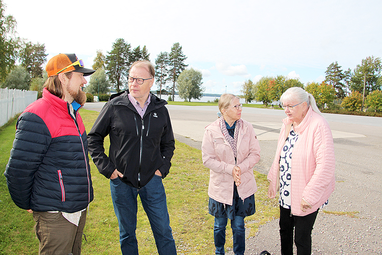 Juukalaiset matkailuyrittäjät Jani Martikainen (vas.), Heimo Lehikoinen, Arja Lehikoinen ja Tuula Ikonen-Graafmans kertoivat jo hyödyntävänsä pimeyttä ja tähtitaivasta. 