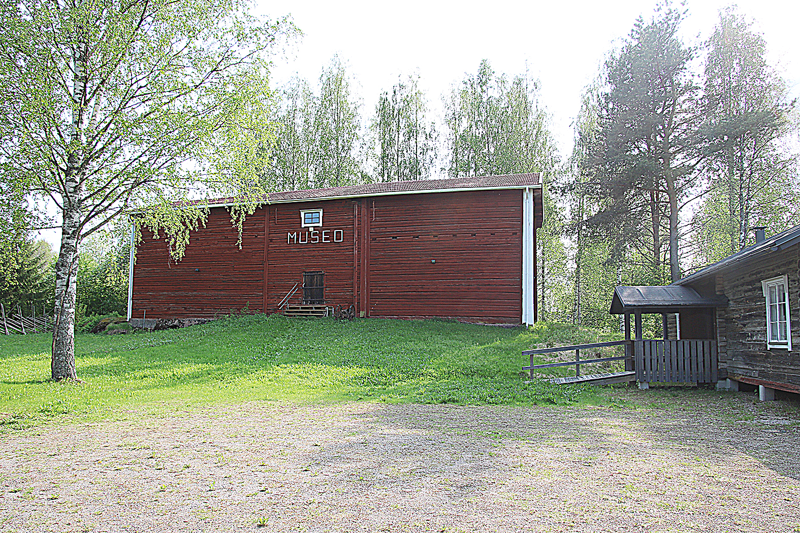 Pitäjämuseon vuonna 1825 rakennetussa viljamakasiinissa (vas.) on esillä vanhoja esineitä. 