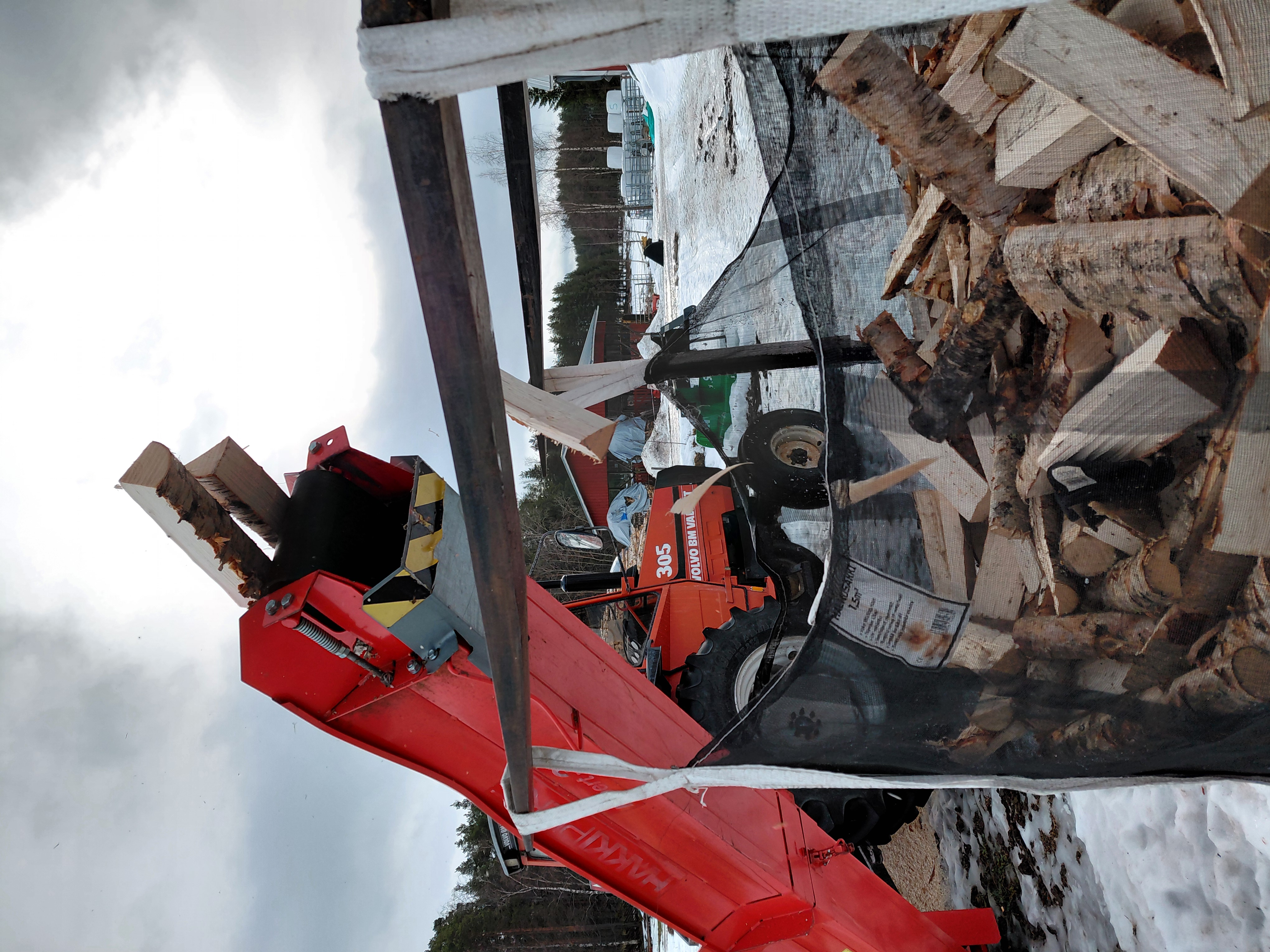 Valmiit pilkkeet siirtyvät kuljettimella halkosäkkiin. 