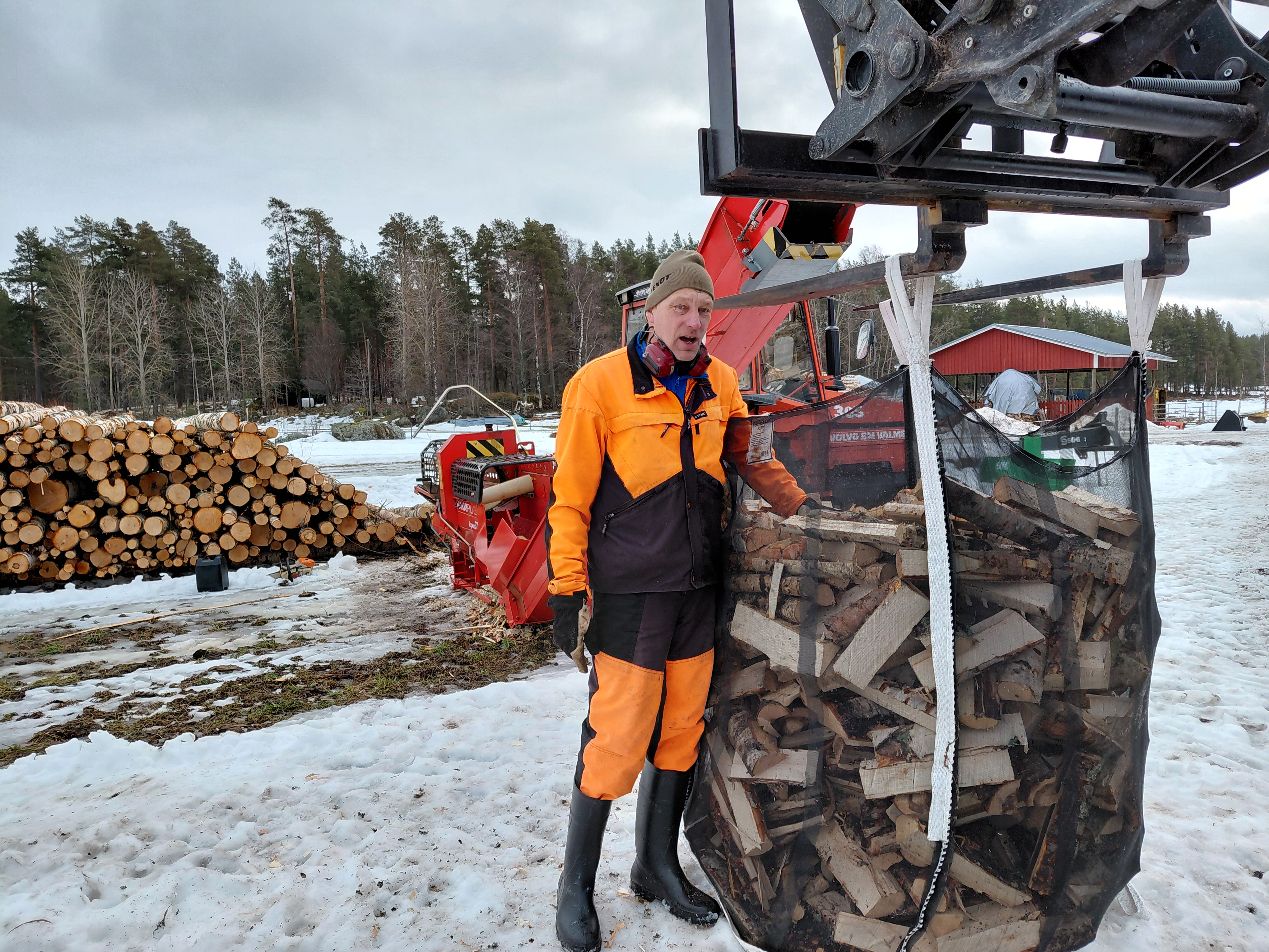 Osmo Sirviö kertoo, että halkosäkissä on puolitoista irtokuutiota, joista tulee yksi pinokuutio.



 