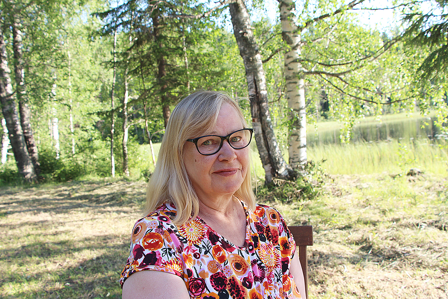 Seija Salminen rakastaa Polvelan järvimaisemaa. 