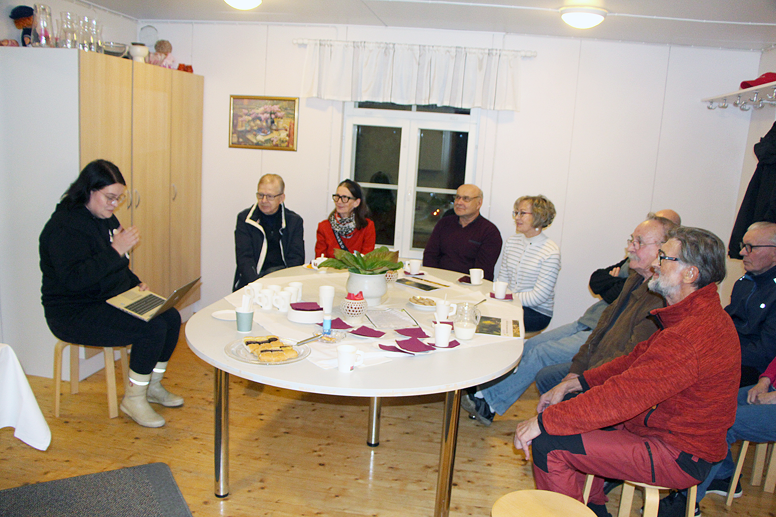 Polvelan kyläilta. Sanni Kapanen (vas.) esitteli Juuan kunnan ilmastotyötä ja kirjasi ylös Polvelan alueen virkistysalueet ja -reitit.