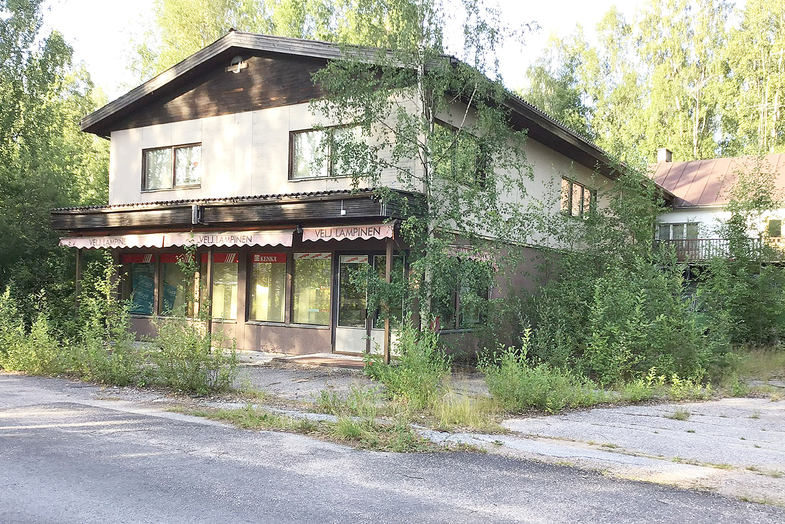 Matkailukeskus Puu-Juuka Oy on tehnyt kaupat Lampisen neljästä kiinteistöstä. 
