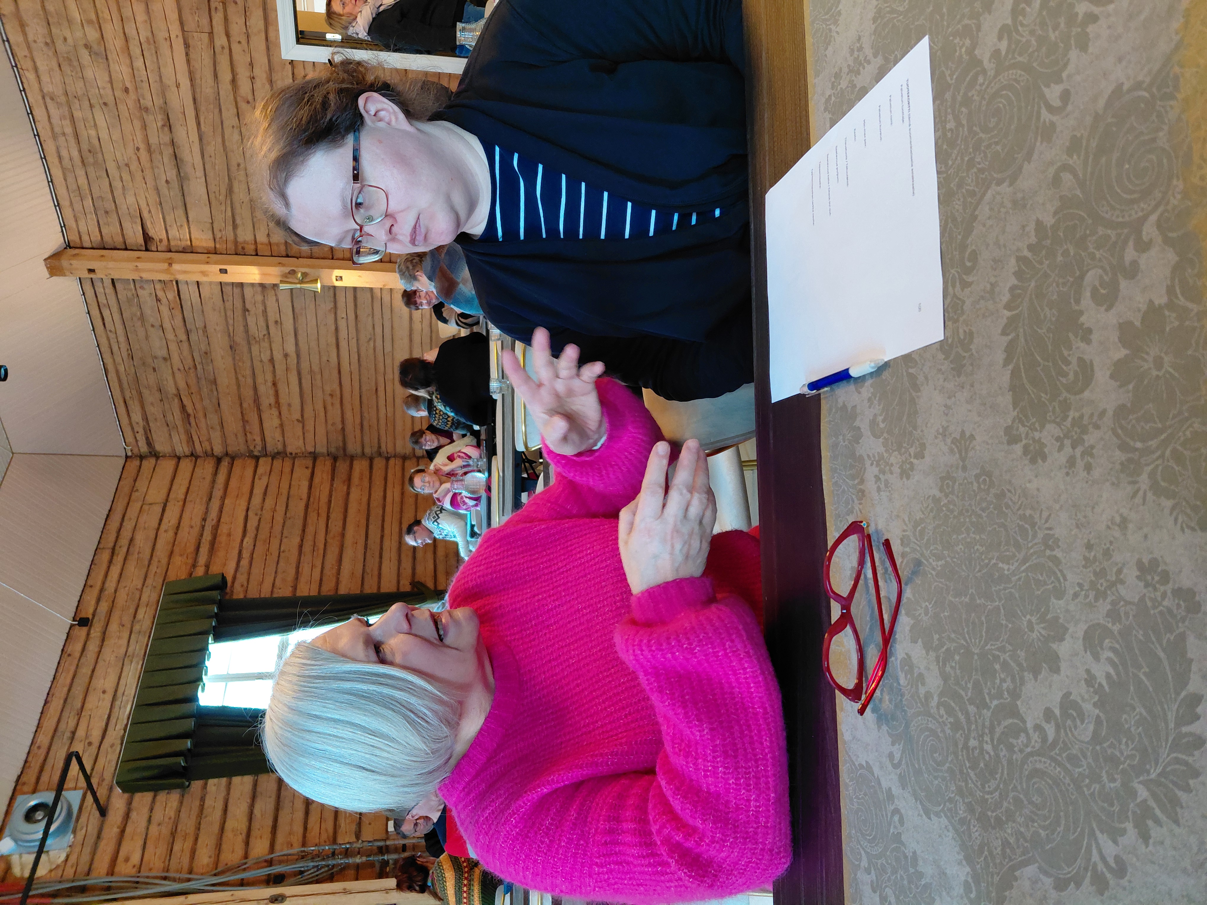 Marjo Pääskyvuori opasti opaspalveluita suunnittelevaa Anna-Maria Lehikoista palvelukortin täyttämiseen. Mitä ja kenelle tarjotaan, millä hinnalla, kysymyksiä riittää pohdittavaksi. 