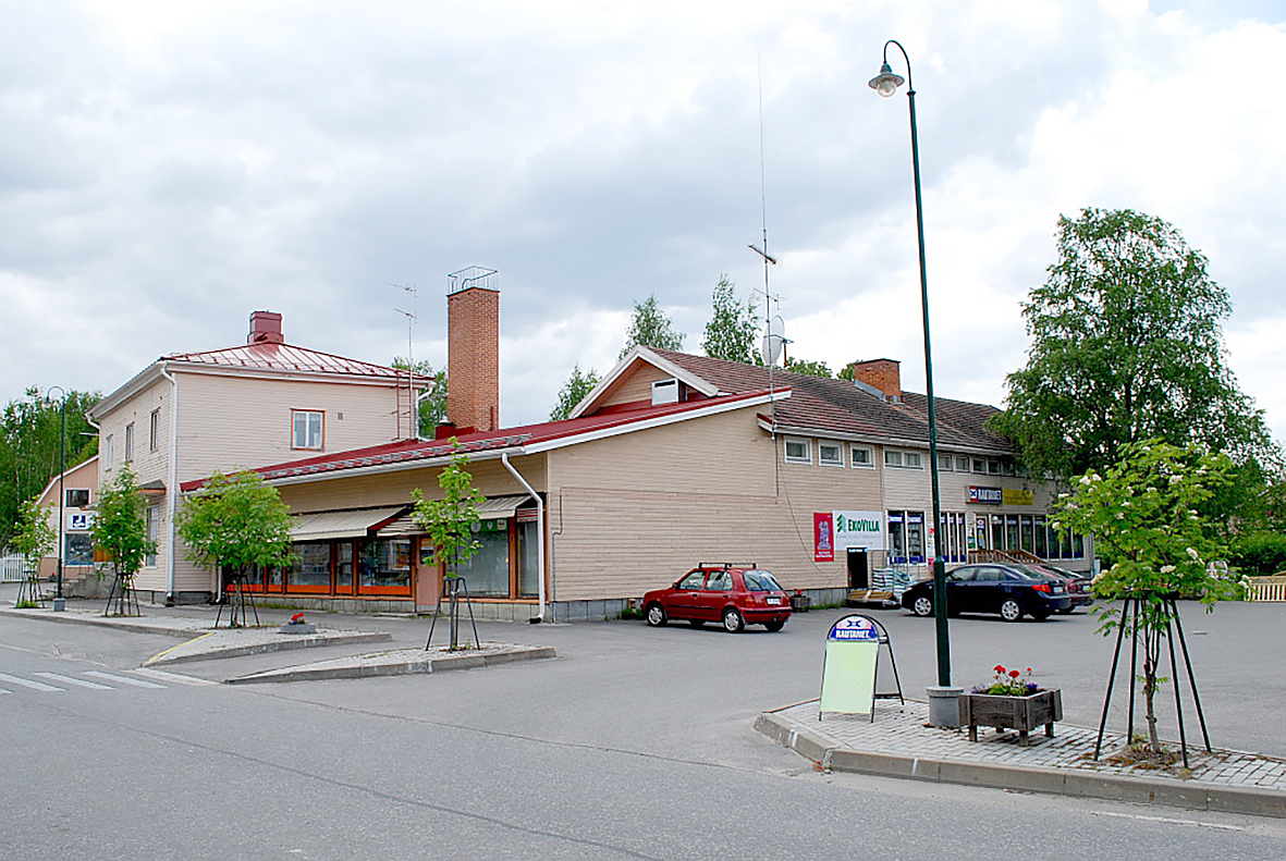 Puu-Juuka-yhdistyksen näkyvää toimintaa viime vuosina on ollut kesäisten kukkien istuttaminen Puu-Juuan raitin varrella. VS-arkistokuva