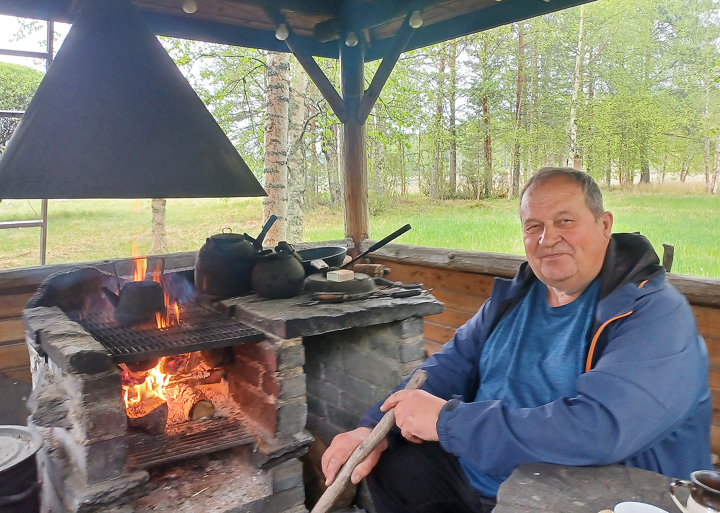 Jukka Marjosalmi viihtyy Kannaksella itserakennetussa grillikatoksessa.



