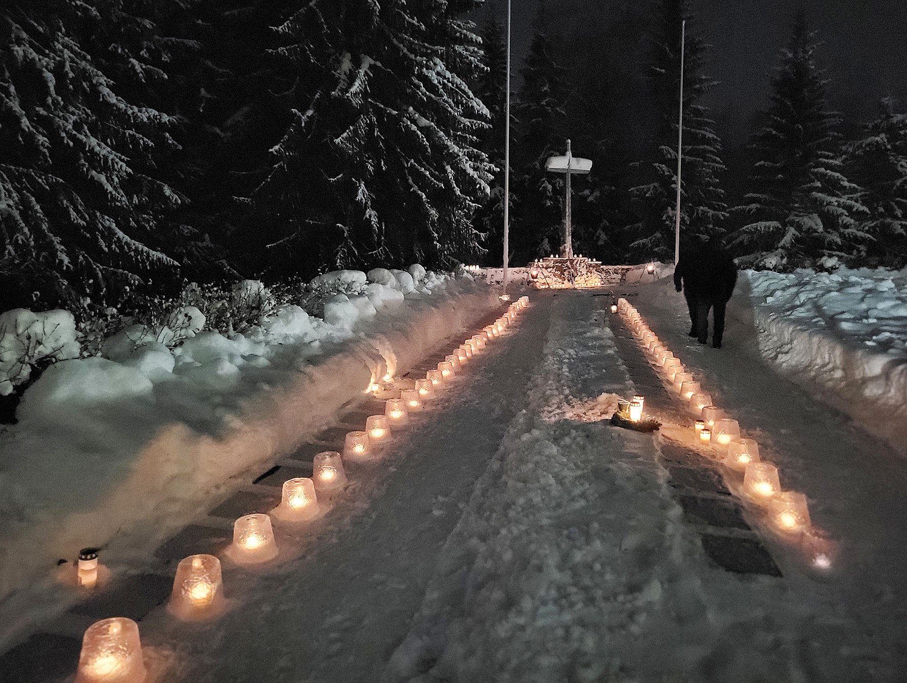 Sankarihaudat ovat joulun kynttiläloisteessa kotiseutunsa ihmisten perinteisiä kohtaamispaikkoja.  Kuva Juuan sankarihaudoilta jouluna 2024.  Kuva: Sirpa Alanko