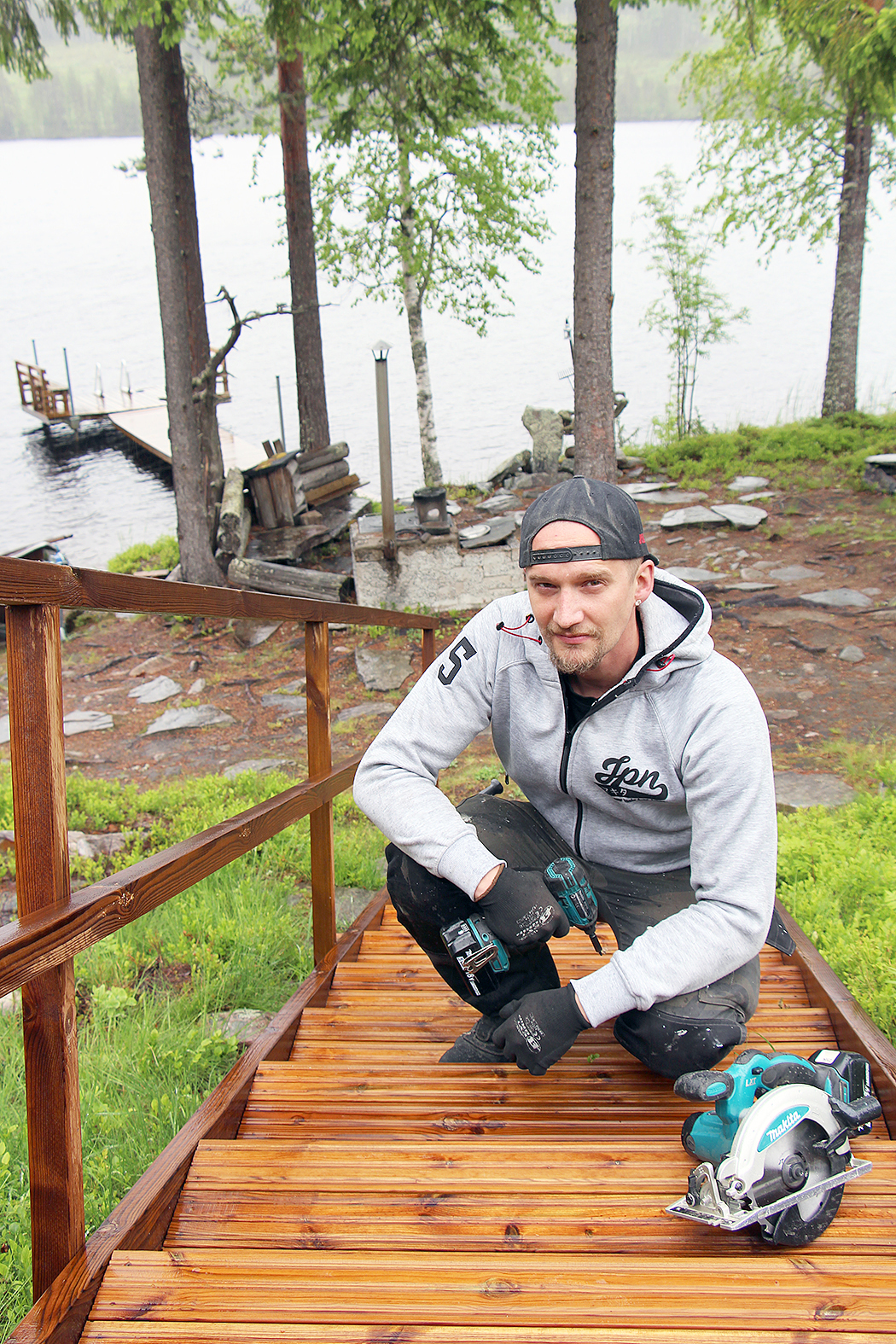 Aisuksen rantaan laskevaan jyrkkään rinteeseen Jyke Raps rakensi mökkiasiakkaalleen portaat. Laiturin kunnostus odottaa vesien lämpenemistä.