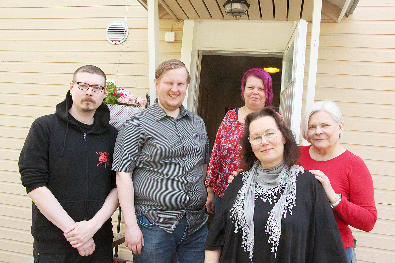 Hotelli Puu-Juuan uusia huoneita ja Ravintola Juuan Seuran keittiötä laittavat kuntoon muun muassa Vili Vuokkonen (vas.), Anton Sutinen, Mari Mustonen, Minnamari Harpela ja yrittäjä Marjo Pääskyvuori.
