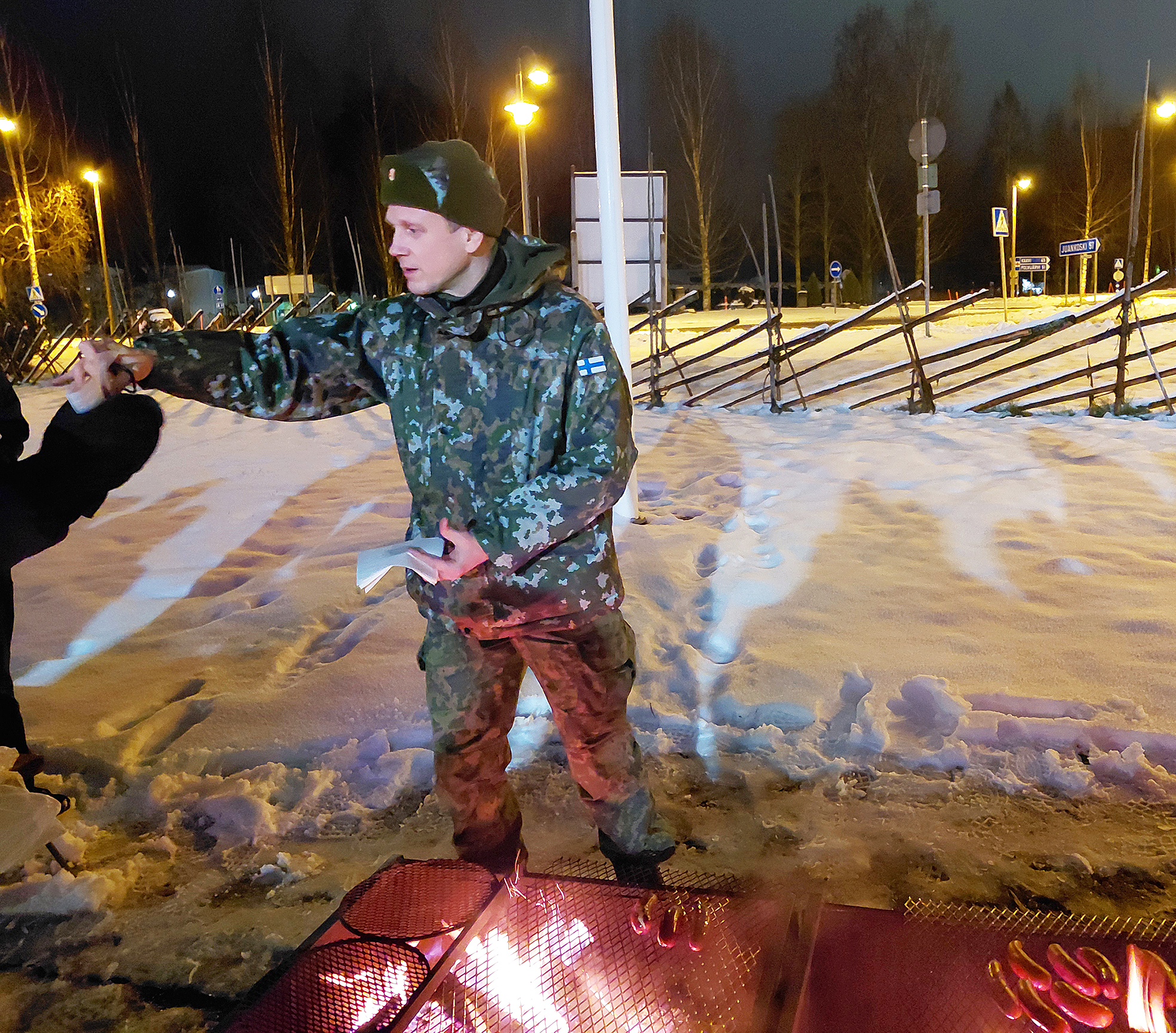 Juuan Reserviläisten yksi aktiiveista Ilkka Ämmälä tarjoili makkaraa.