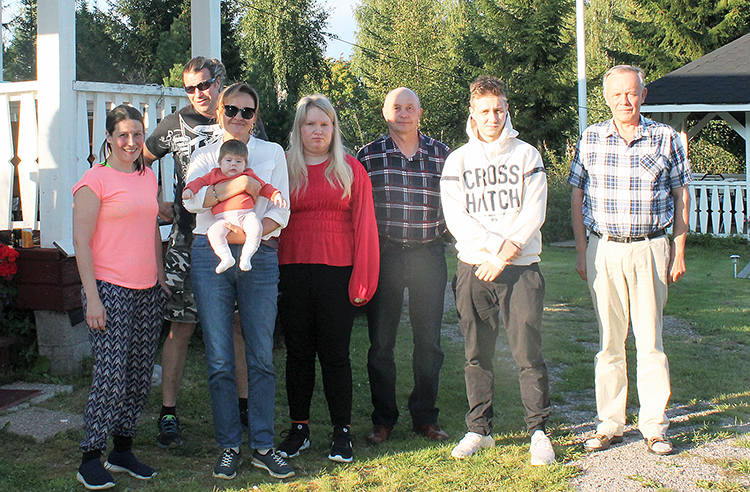 Osa reserviläisten illanviettoon osallistuneista, Lotta Loikkanen (vas.), Kaj Heikkilä, Jane Heikkilä, Renata Gogola-Tolvanen, Heidi Hirvonen, Risto Rantametsä, Jim Korhonen ja Osmo Suominen.