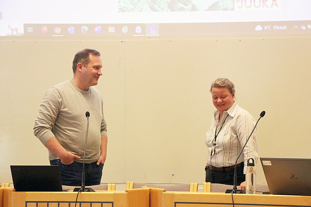 Timo Möttönen ja Sanukka Lehtiö esittelivät asemakaavaluonnosta.