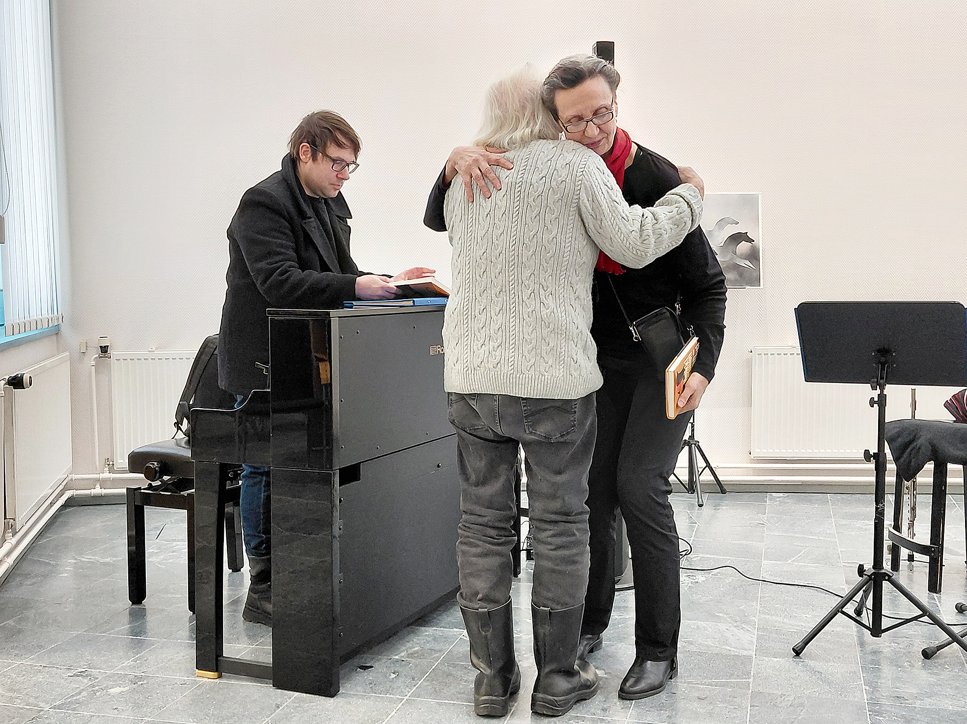 Heikki Turunen antoi Ritva Paanaselle ja Samuli Moilaselle tuoreen teoksensa Kuikan vuosi kiitokseksi konsertista ja hienoista sävellyksistä.