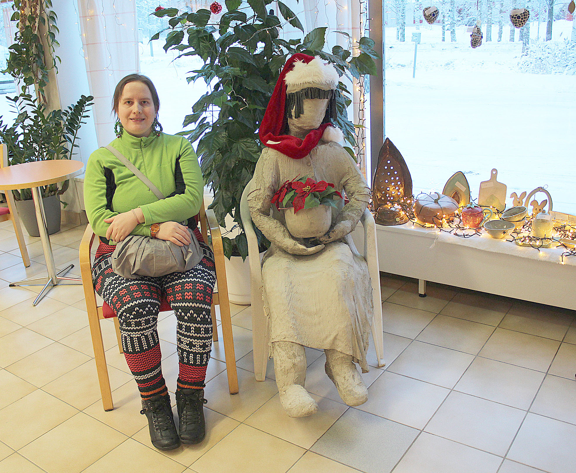 Taiteilijan mielimateriaali on savi. Susanna Kokkonen pitää väreistä ja suunnitteilla on vanhan pöydän värittäminen keramiikalla. 