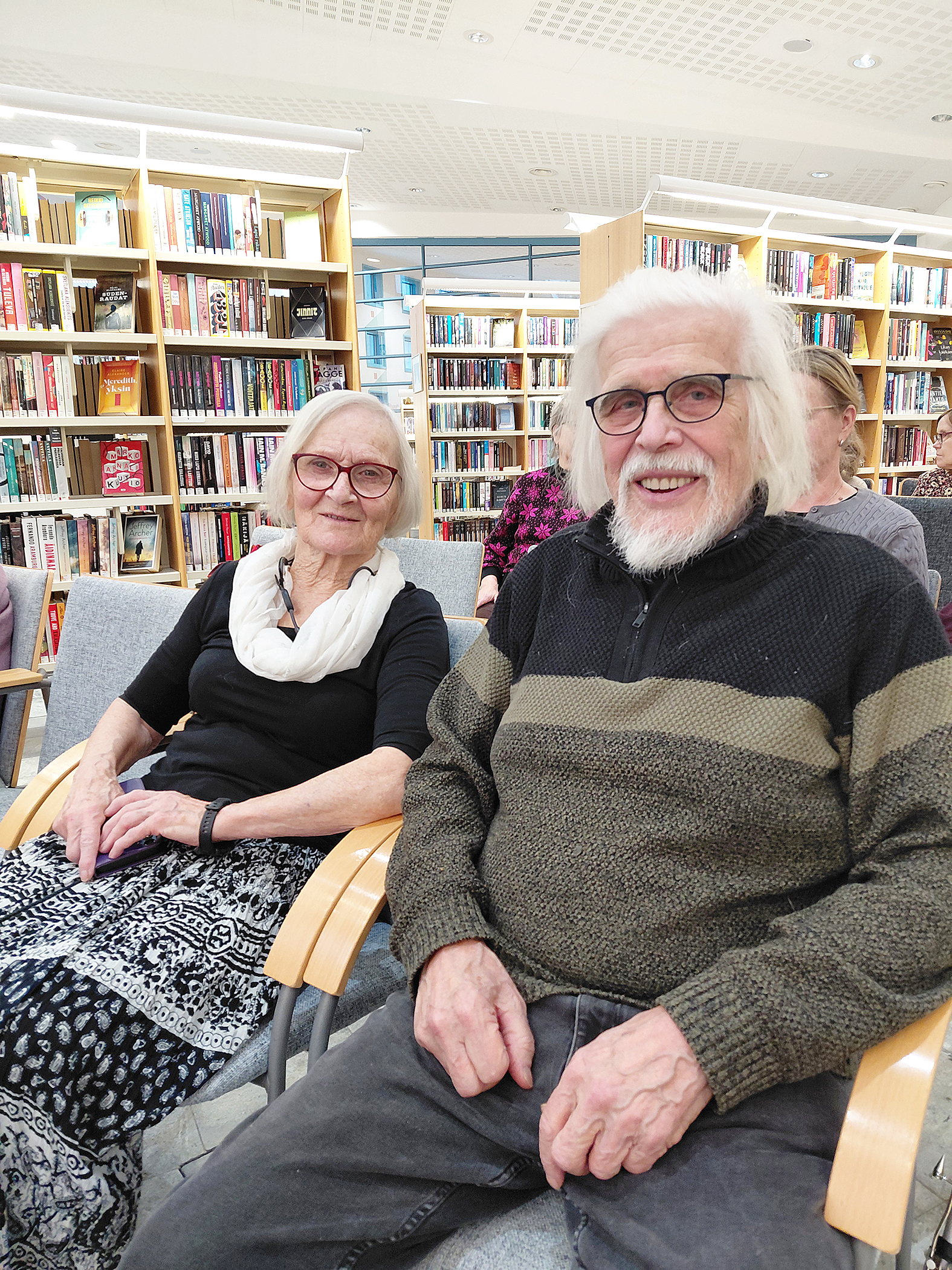 Heikki Turunen sanoi Anja Koivuselle, että tule istumaan tähän polvelle valokuvaa varten. He ovat vanhoja tuttuja, joten leikinlasku sallittakoon.

