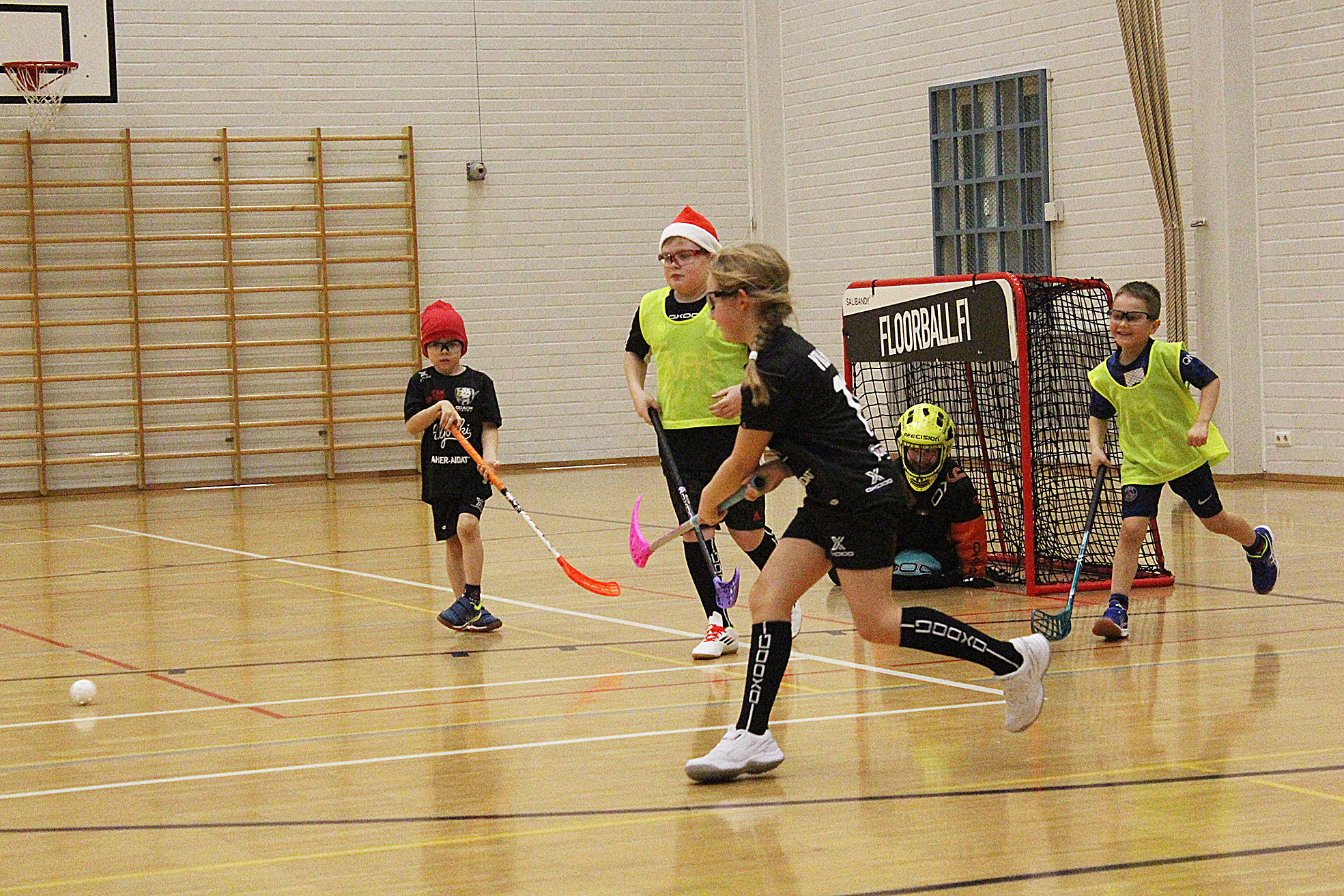 Pelissä ei auta hidastella ja kaikilla pitää olla pakolliset suojalasit.