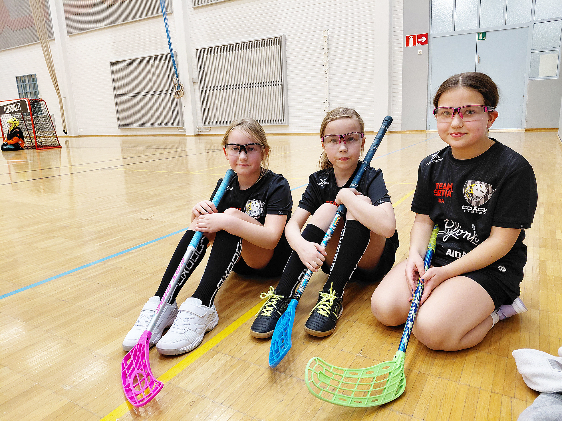 Kuvatekstit: 8-vuotias Vilma Koistinen, 9-vuotias Miisa Salmi ja 10-vuotias Sylvi Rautiainen ovat yhtä mieltä siitä, että säbässä parasta on pelaaminen.

 

