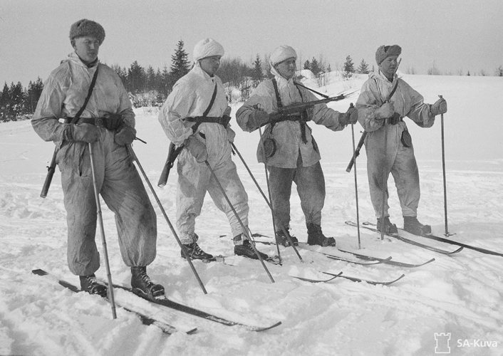 Siellä jossakin. Nämäkin nuoret miehet olivat puolustamassa maamme vapautta. Vielä elossa olevien veteraanien keski-ikä on jo 96 vuotta. SA-kuva