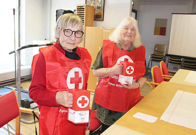 Lahja Tuononen (vas.) ja Eila Kolehmainen ovat toimineet vuosikymmeniä  SPR:n nälkäpäivän lipaskerääjinä. 