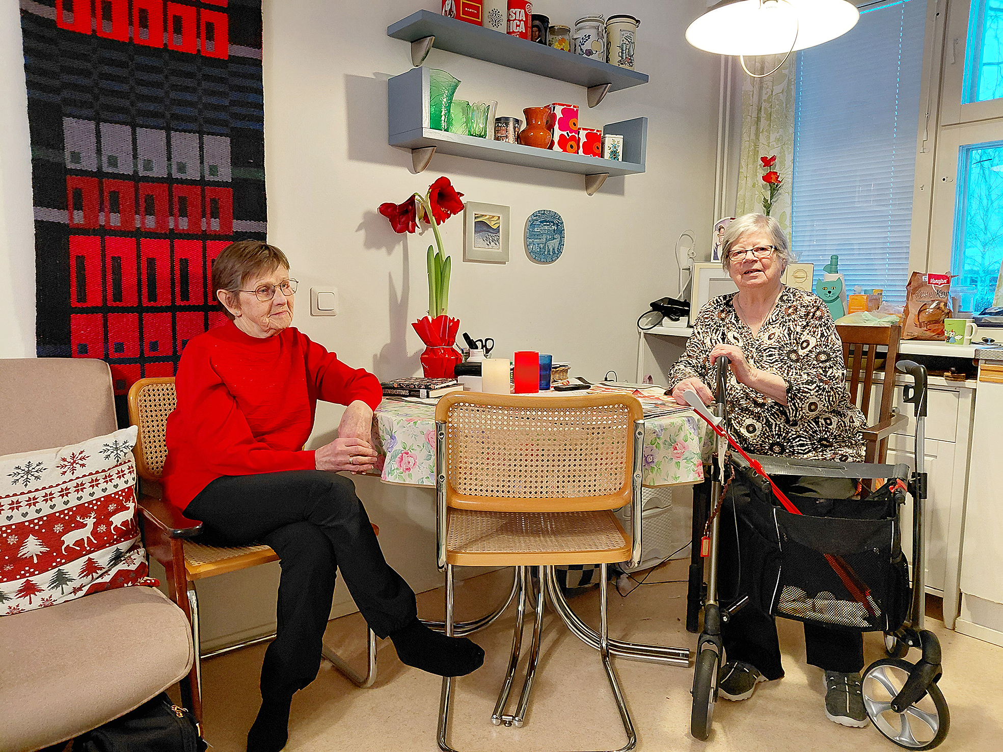 Eila Rissanen (oik.) ja Leena Kakkinen parantavat maailmaa ja vaihtavat arjen kuulumisia Rissasen keittiössä.   

 